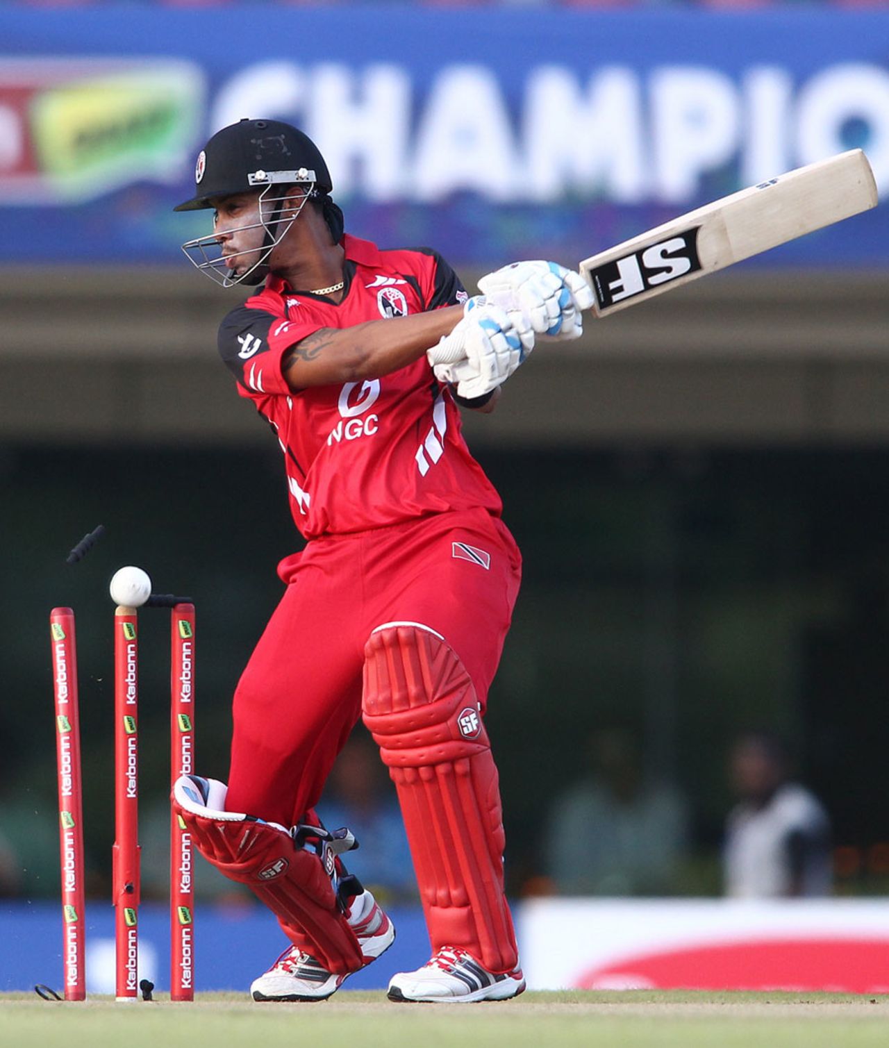 Lendl Simmons was bowled by Alister McDermott for 14, Brisbane Heat v Trinidad & Tobago, Champions League 2013, Group B, Ranchi, September 22, 2013