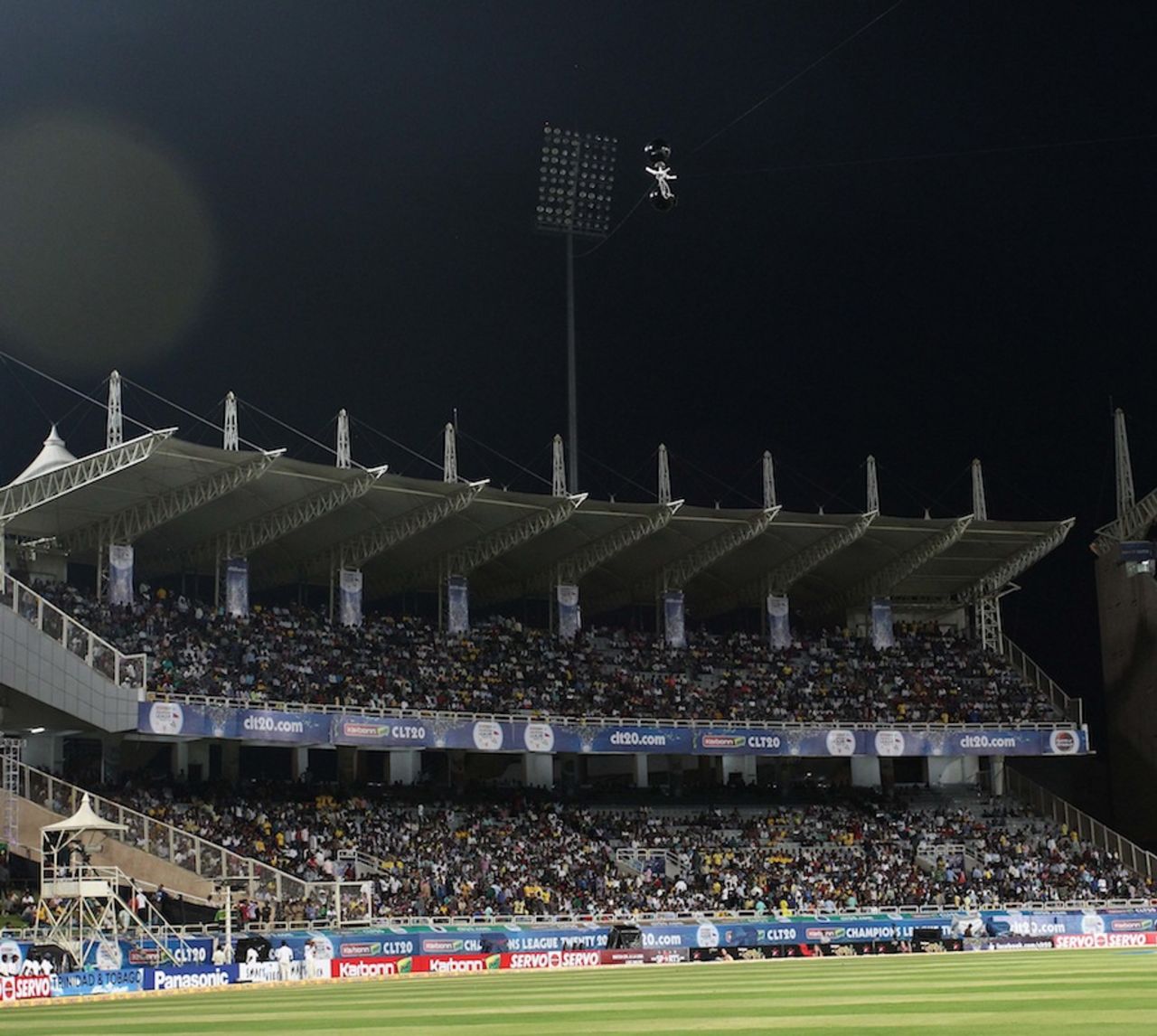 The match was halted for a bit when one of the floodlight towers malfunctioned, Brisbane Heat v Trinidad & Tobago, Champions League 2013, Group B, Ranchi, September 22, 2013