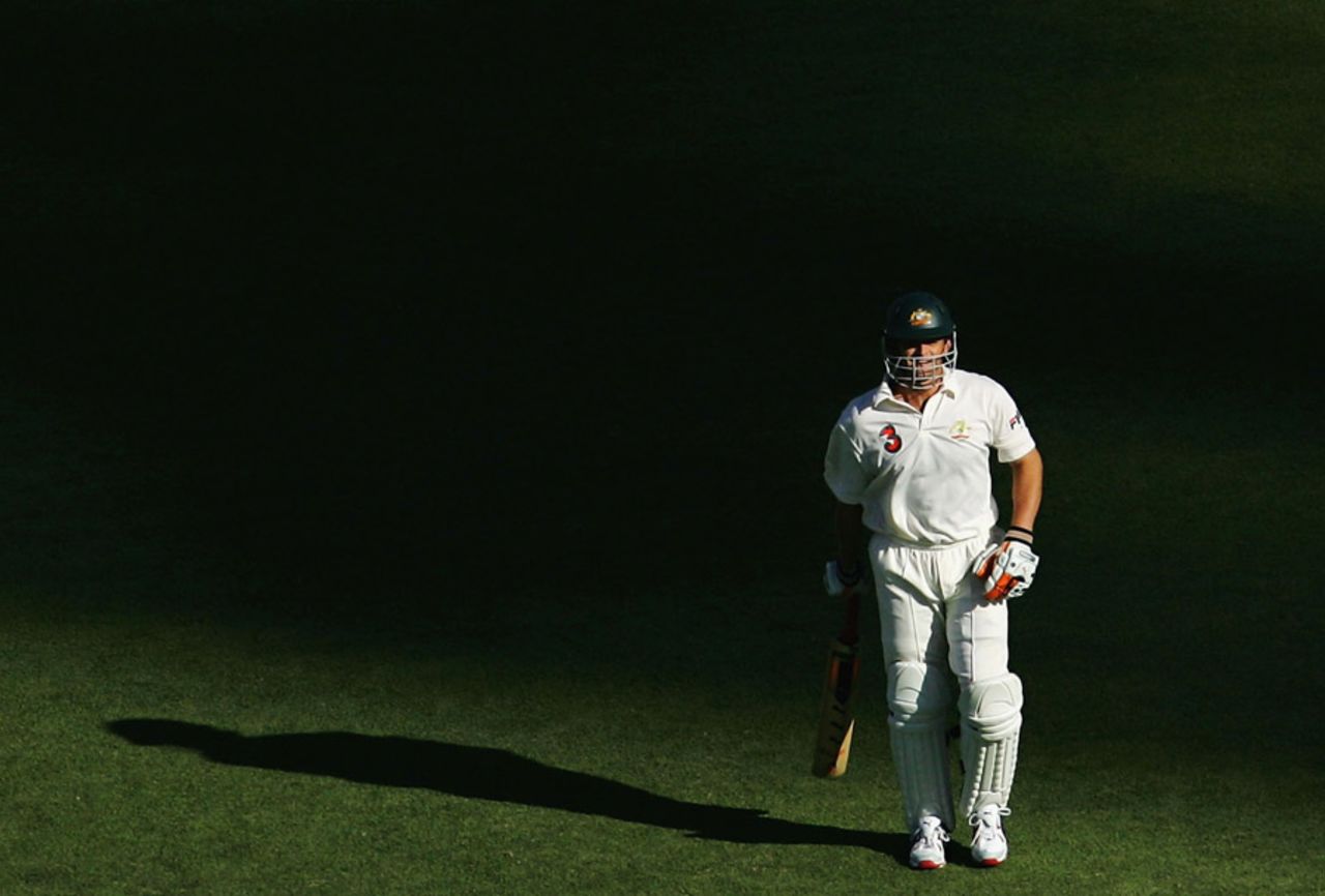 Adam Gilchrist walks out to bat, Australia v Pakistan, first Test, Perth, December 18, 