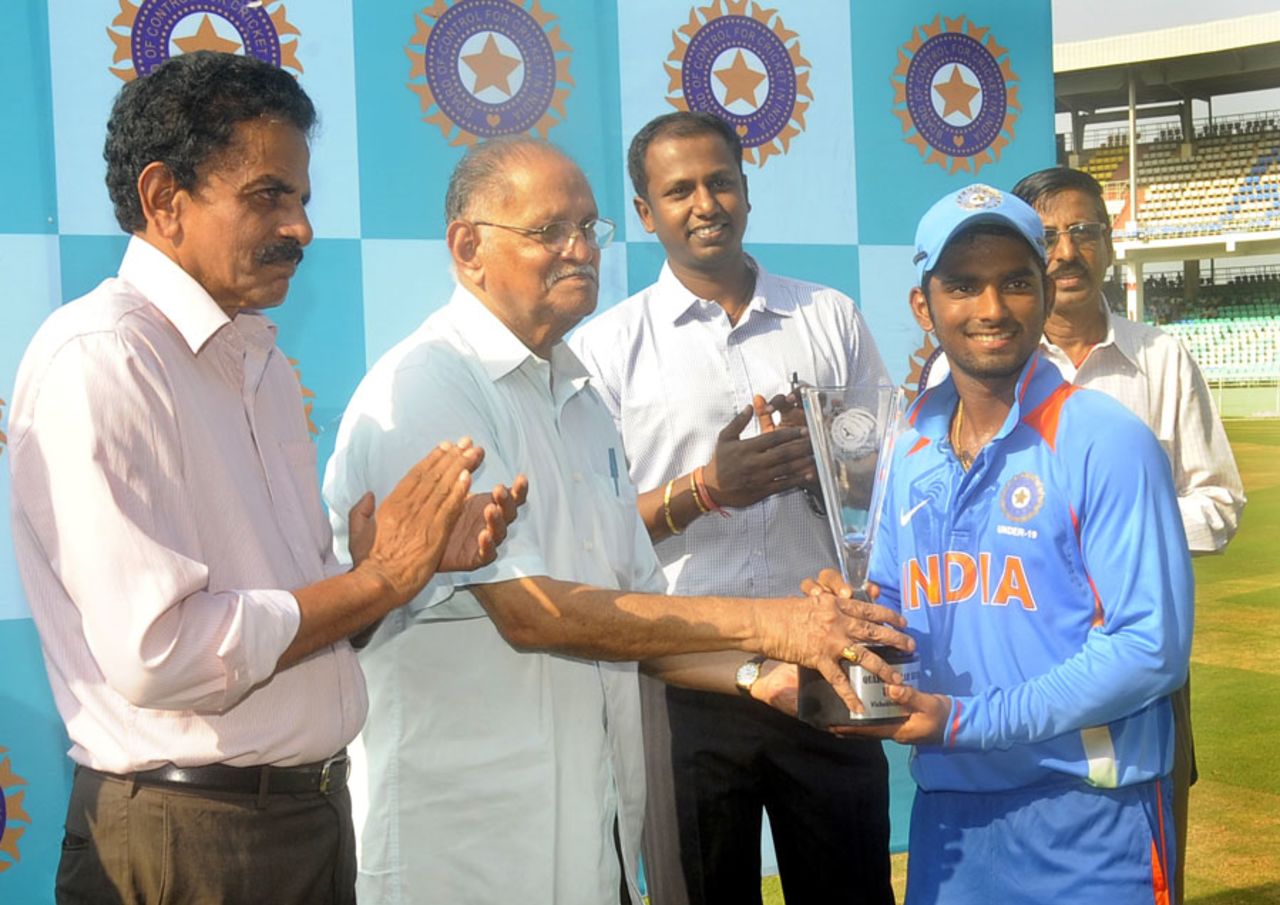 India captain Vijay Zol picks up the winner's trophy, India Under-19s v South Africa Under-19s, Final, Visakhapatnam, October 5, 2013