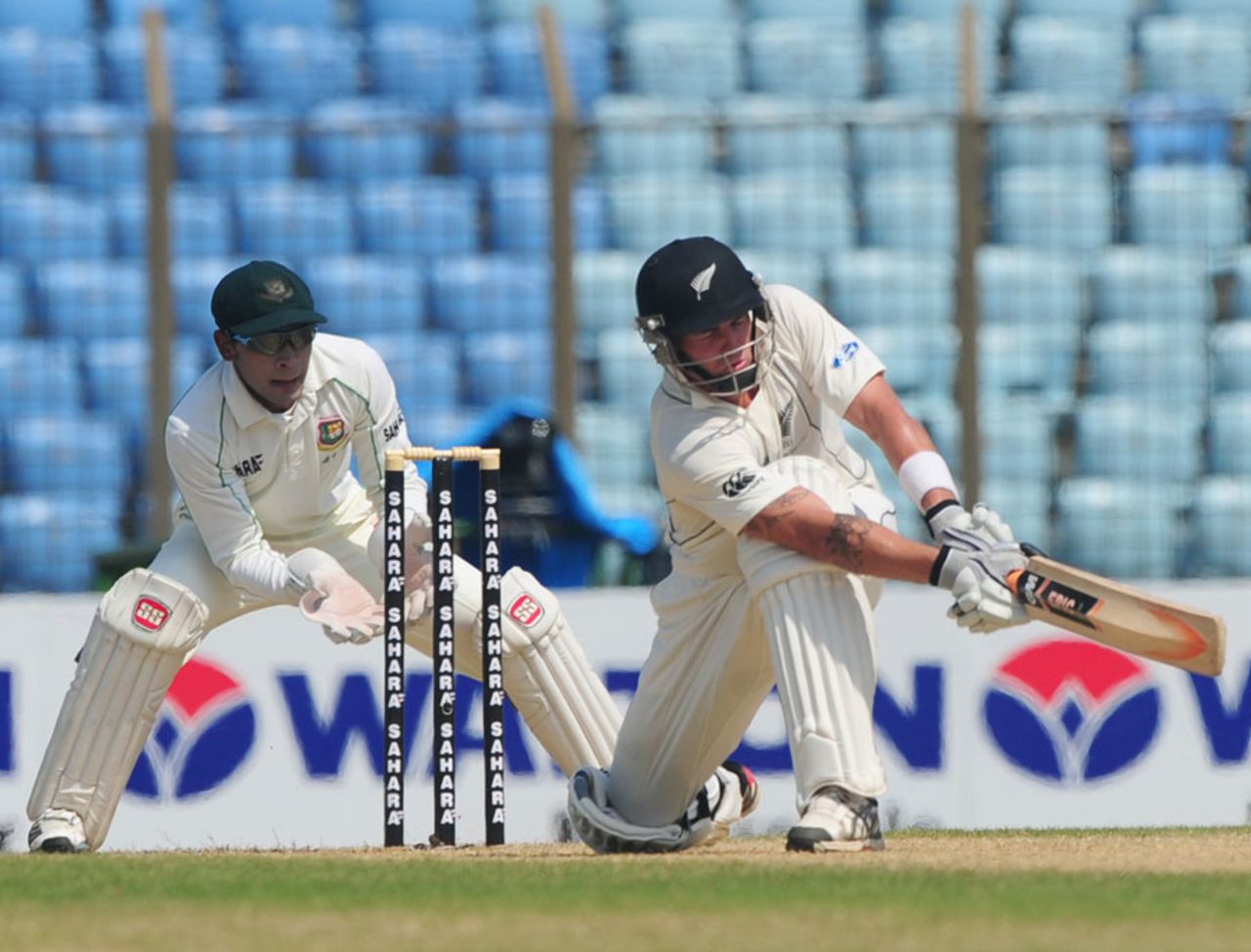 Doug Bracewell pulls out the sweep shot, Bangladesh v New Zealand, 1st Test, Chittagong, day 2, October 10, 2013