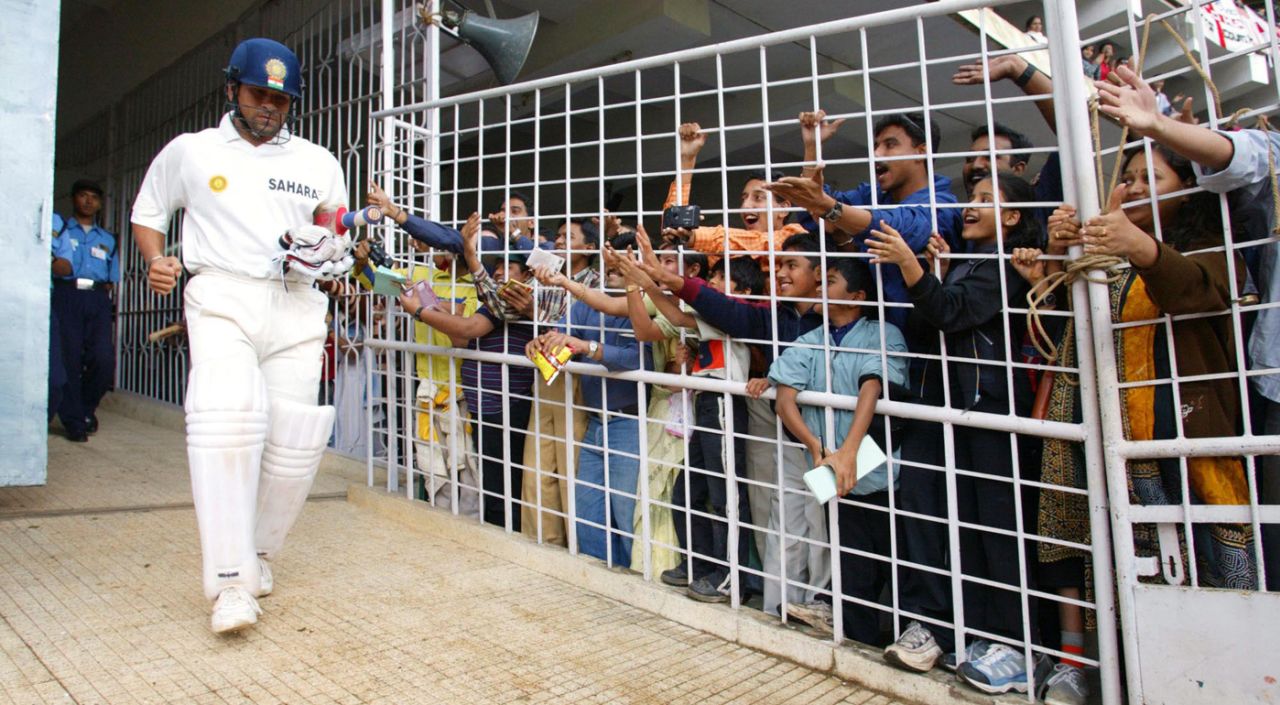 Fans scream as Sachin Tendulkar walks out to bat, India v England, 3rd Test, Bangalore, 3rd day, November 21, 2001