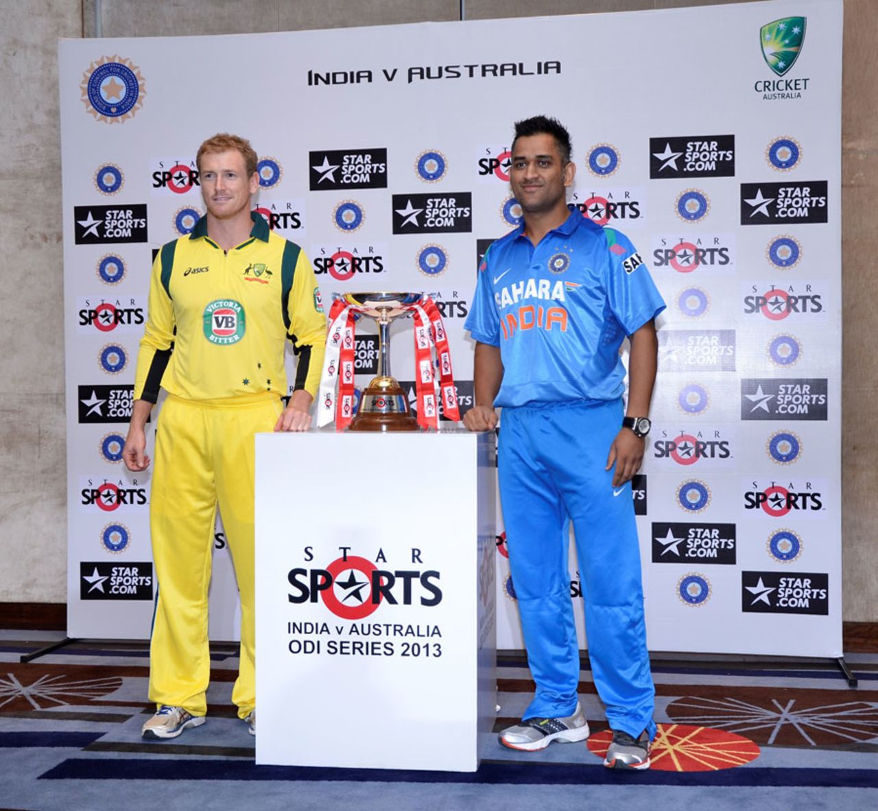 MS Dhoni and George Bailey with the trophy, Pune, October 11, 2013