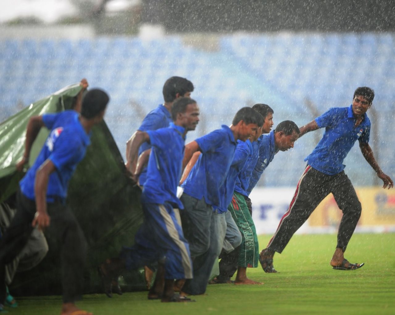 Groundsmen pull the covers on as the rains arrives, Bangladesh v New Zealand, 1st Test, 4th day, Chittagong, October 12, 2013