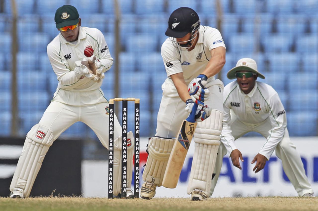 Mushfiqur Rahim tries to hold on to a tough chance off BJ Watling, Bangladesh v New Zealand, 1st Test, 5th day, Chittagong, October 13, 2003