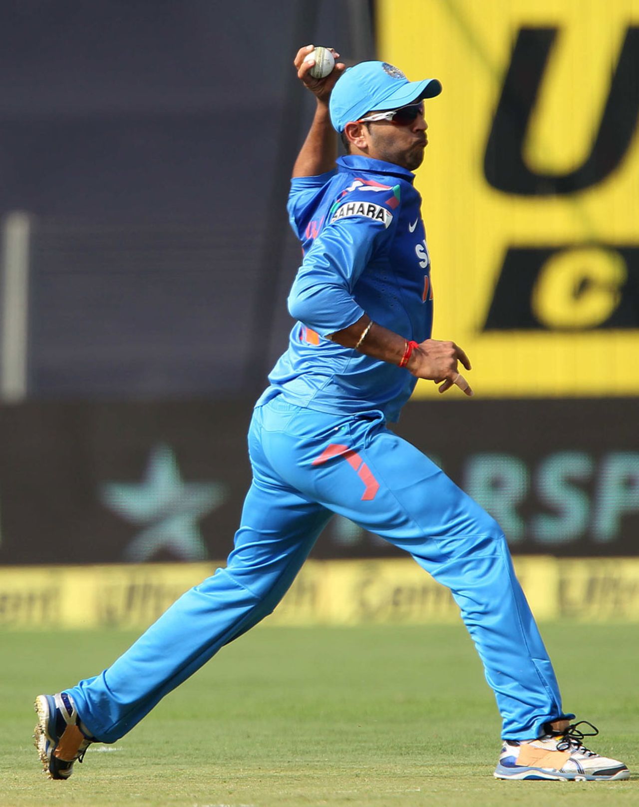 Yuvraj Singh shapes to throw the ball, India v Australia, 1st ODI, Pune, October 13, 2013