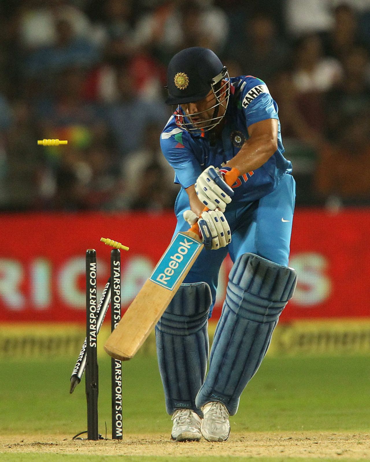MS Dhoni was bowled by Clint McKay, India v Australia, 1st ODI, Pune, October 13, 2013