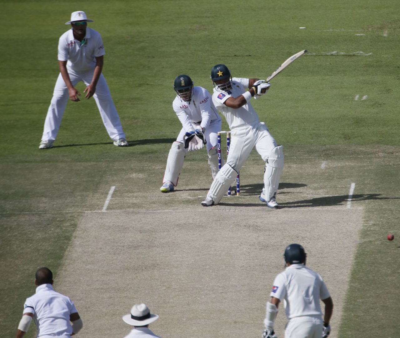 Khurram Manzoor pulls off the back foot, Pakistan v South Africa, 1st Test, Abu Dhabi, 2nd day, October 15, 2013