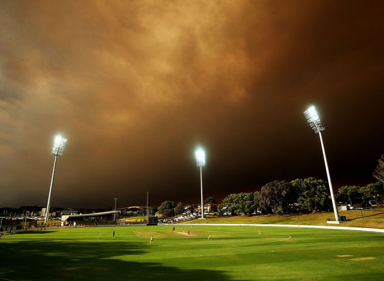 Smoke from New South Wales bushfires bellows over Drummoyne Oval in Sydney, South Australia v Western Australia, Ryobi Cup, Sydney, October 17, 2013