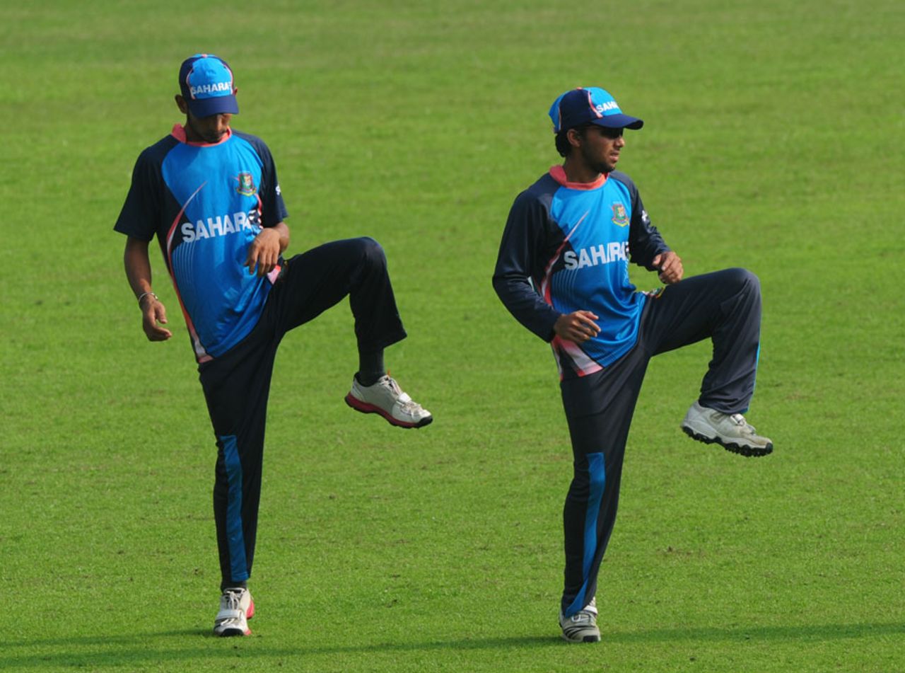 Mominul Haque and Nasir Hossain stretch during a practice session, Dhaka, October 20, 2013