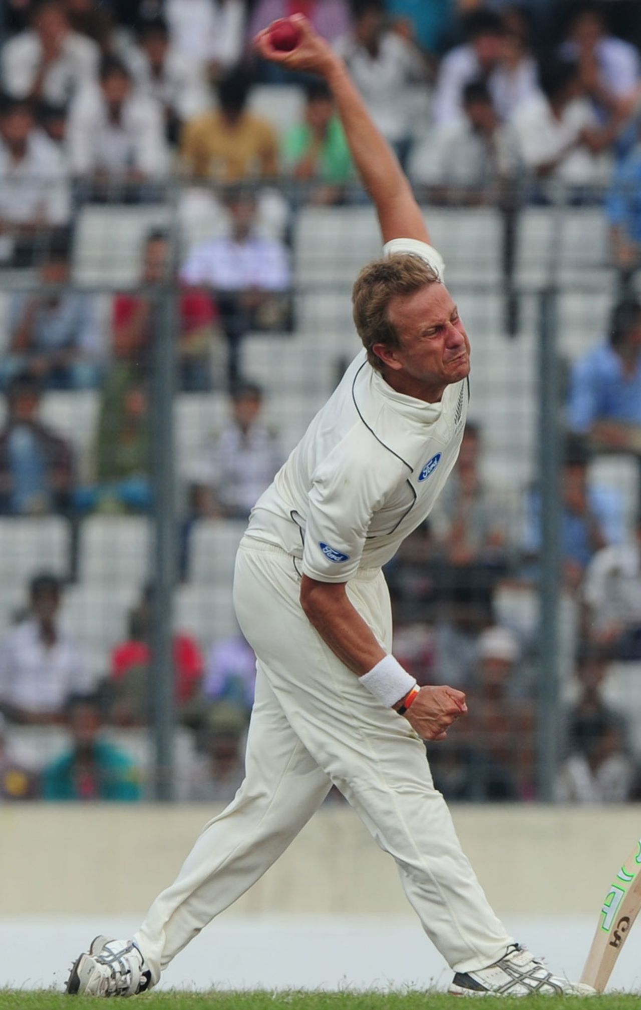 Neil Wagner in his bowling stride, Bangladesh v New Zealand, 2nd Test, 4th day, Mirpur, October 24, 2013