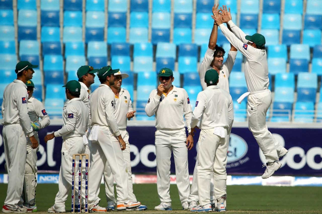 The Pakistan players celebrate the wicket of AB de Villiers, Pakistan v South Africa, 2nd Test, Dubai, 3rd day, October 25, 2013