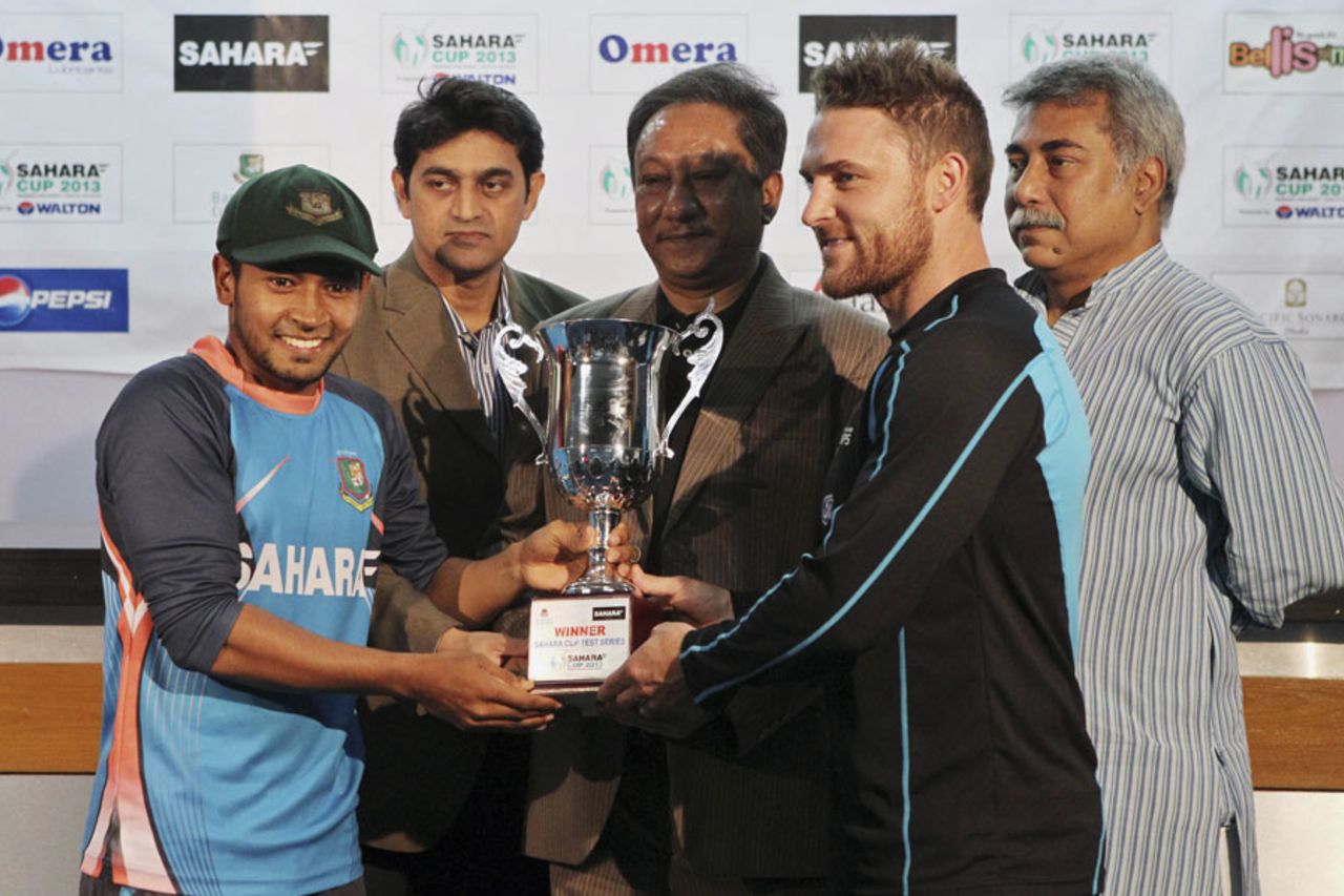 Brendon McCullum and Mushfiqur Rahim receive the tournament trophy, Bangladesh v New Zealand, 2nd Test, 5th day, Mirpur, October 25, 2013