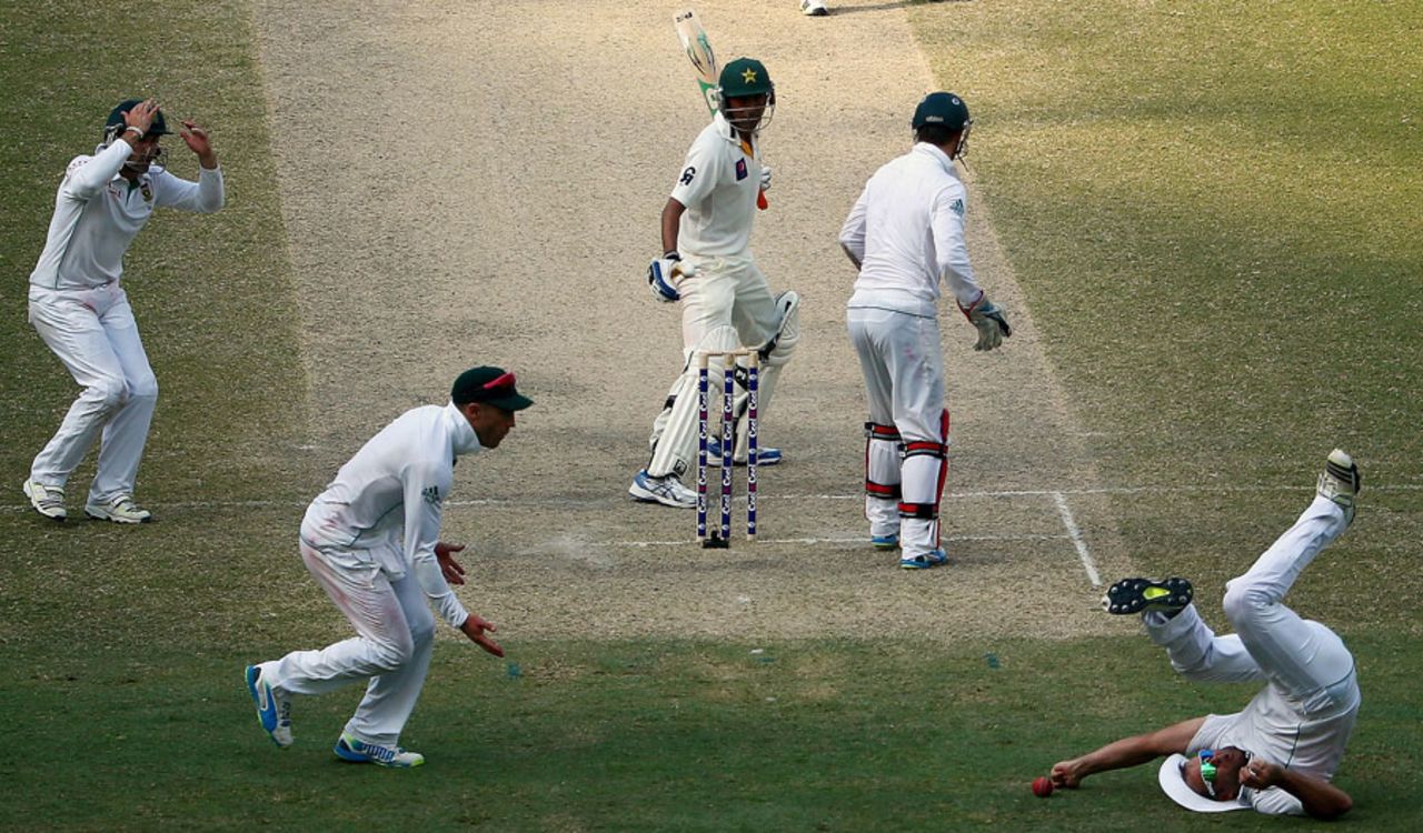 The South African fielders react after a dropped catch, Pakistan v South Africa, 2nd Test, Dubai, 3rd day, October 25, 2013