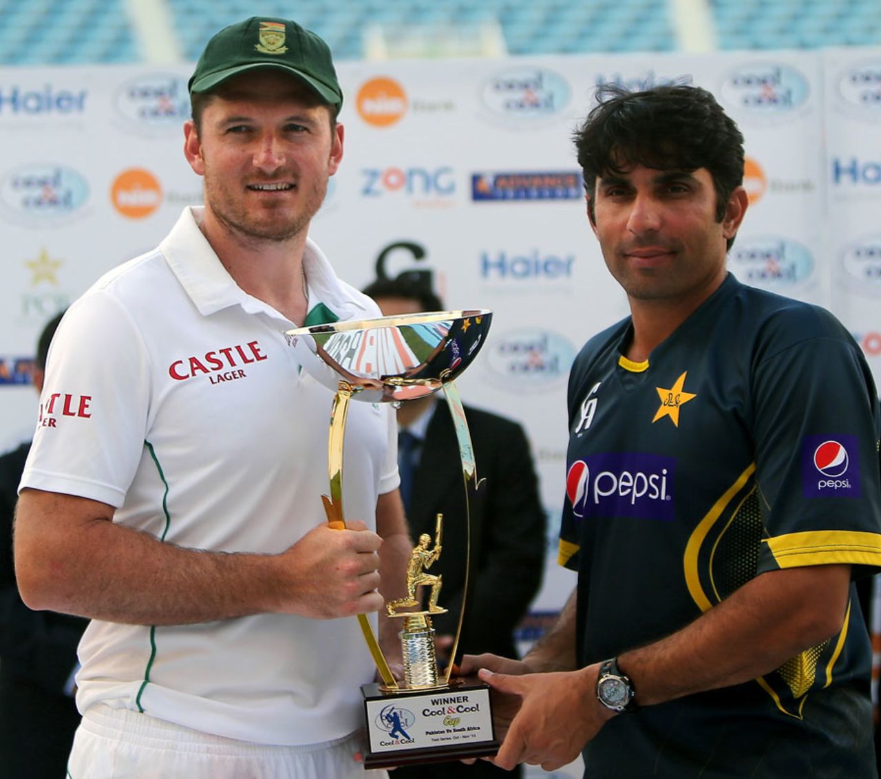 Graeme Smith and Misbah-ul-Haq share the trophy, Pakistan v South Africa, 2nd Test, Dubai, 4th day, October 26, 2013