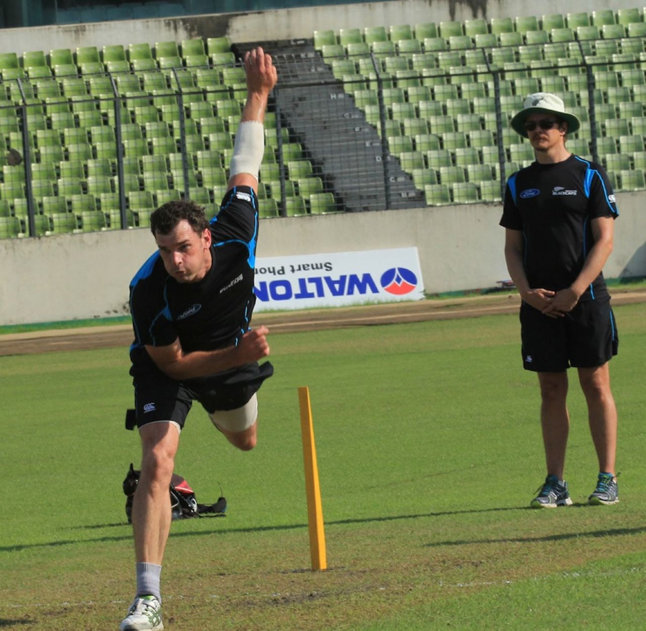 Kyle Mills bowls in the nets, Mirpur, October 28, 2013