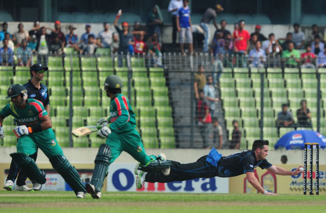 Mitchell McClenaghan runs out Mominul Haque for a diamond duck, Bangladesh v New Zealand, 1st ODI, Mirpur, October 29, 2013