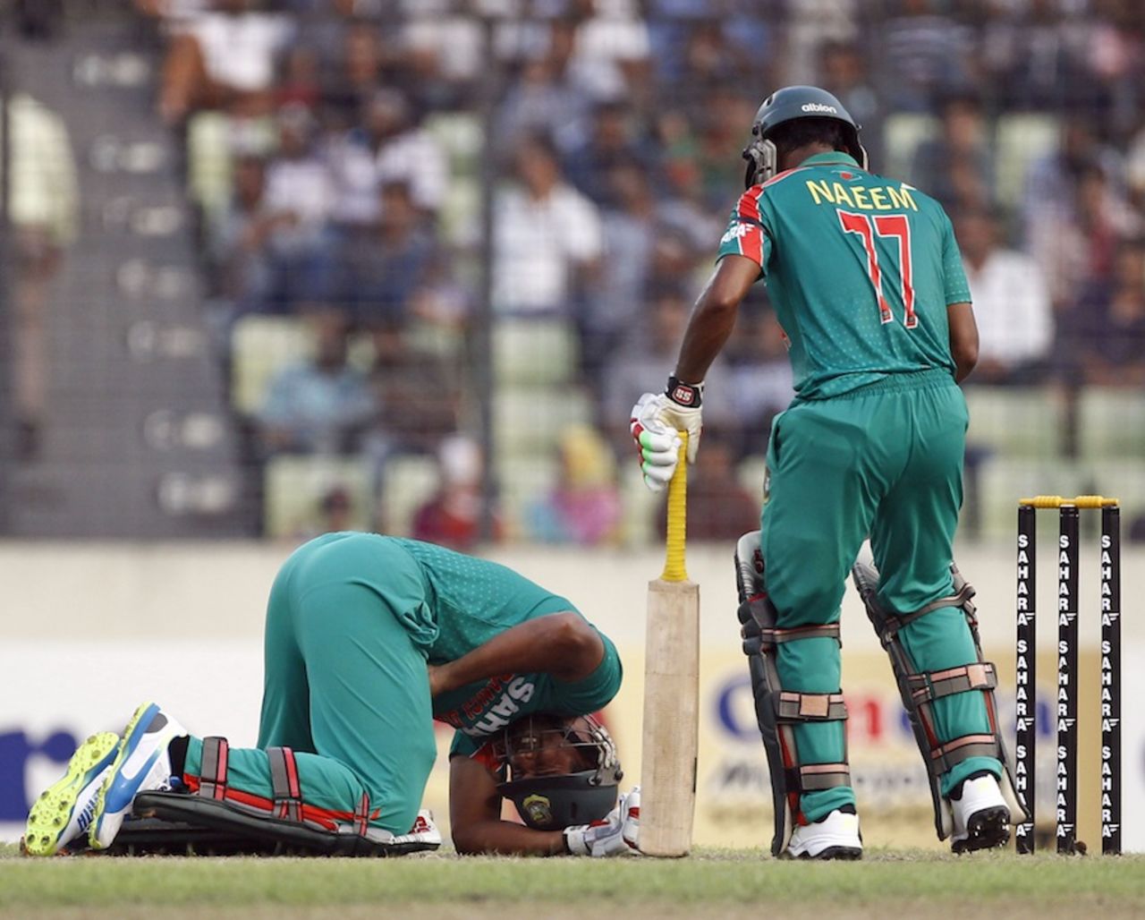 Mahmudullah is in pain after being hit, Bangladesh v New Zealand, 1st ODI, Mirpur, October 29, 2013