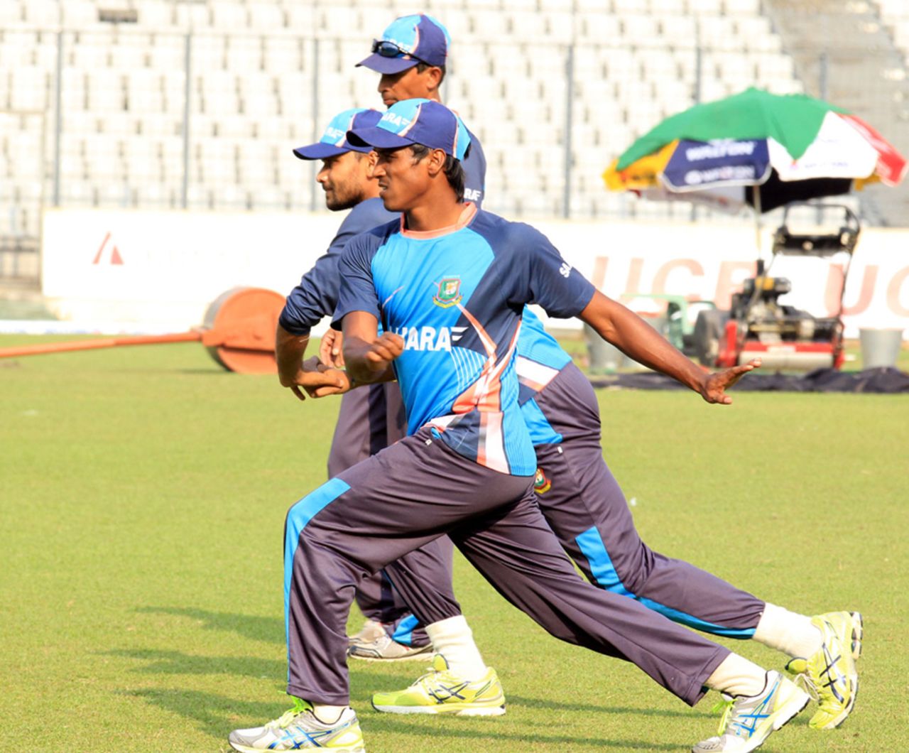 Bangladesh take part in stretching exercises, Dhaka, October 30, 2013