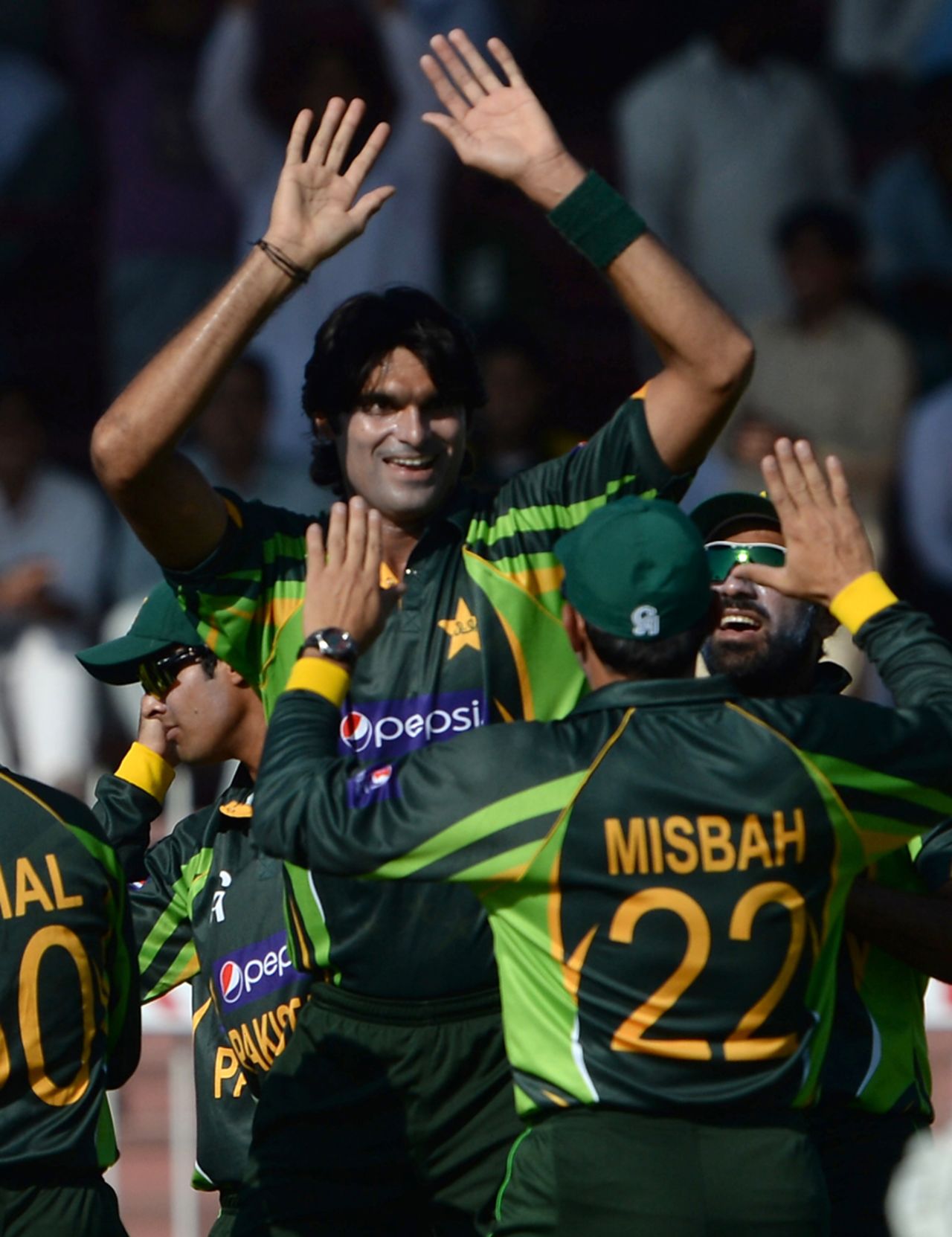 Mohammad Irfan towers over his team-mates while celebrating a wicket, Pakistan v South Africa, 1st ODI, Sharjah, October 30, 2013