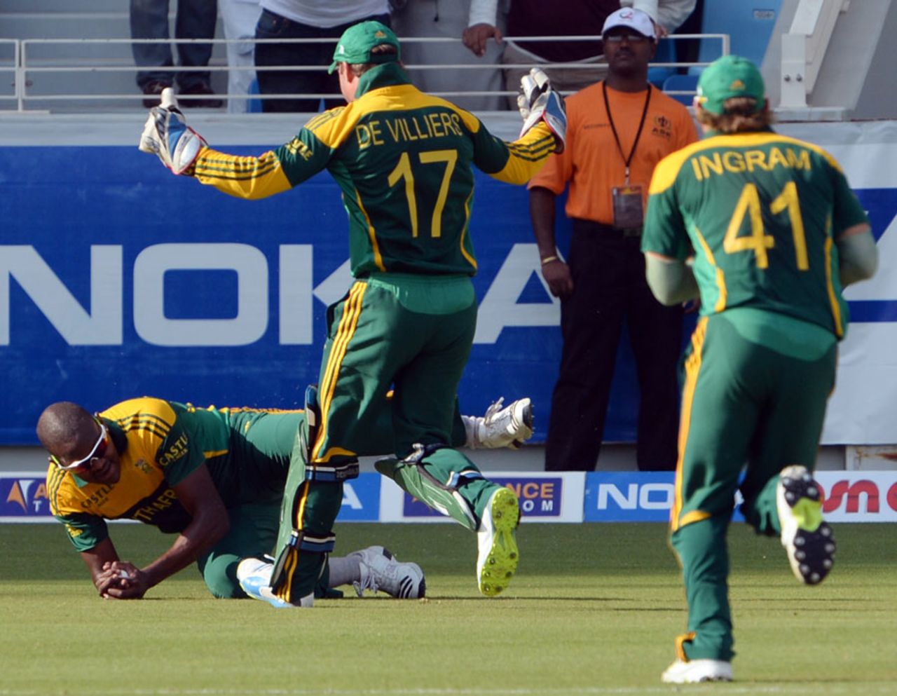 Lonwabo Tsotsobe took a good catch to dismiss Nasir Jamshed, Pakistan v South Africa, 2nd ODI, Dubai, November 1, 2013