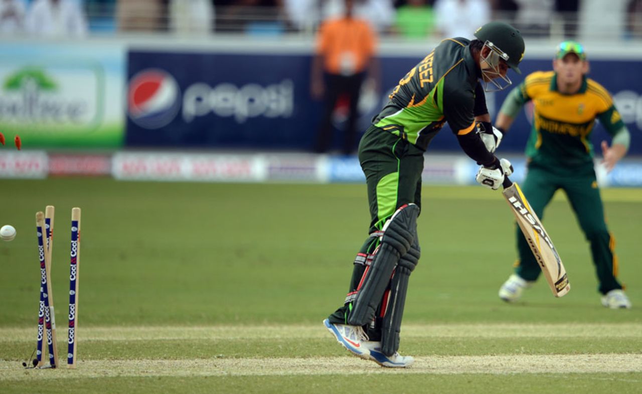 Mohammad Hafeez was bowled by Ryan McLaren for 26, Pakistan v South Africa, 2nd ODI, Dubai, November 1, 2013