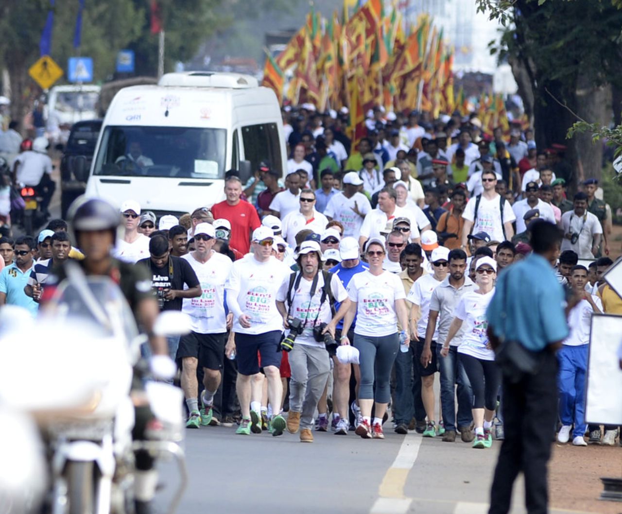 Beefy's Big Sri Lanka Walk sets off with a throng of local support, Kilinochchi, November 1, 2013