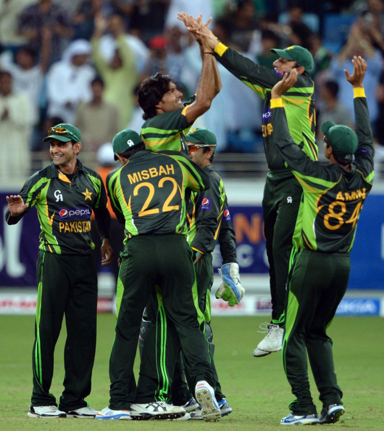 Team-mates congratulate Mohammad Irfan after JP Duminy's wicket, Pakistan v South Africa, 2nd ODI, Dubai, November 1, 2013