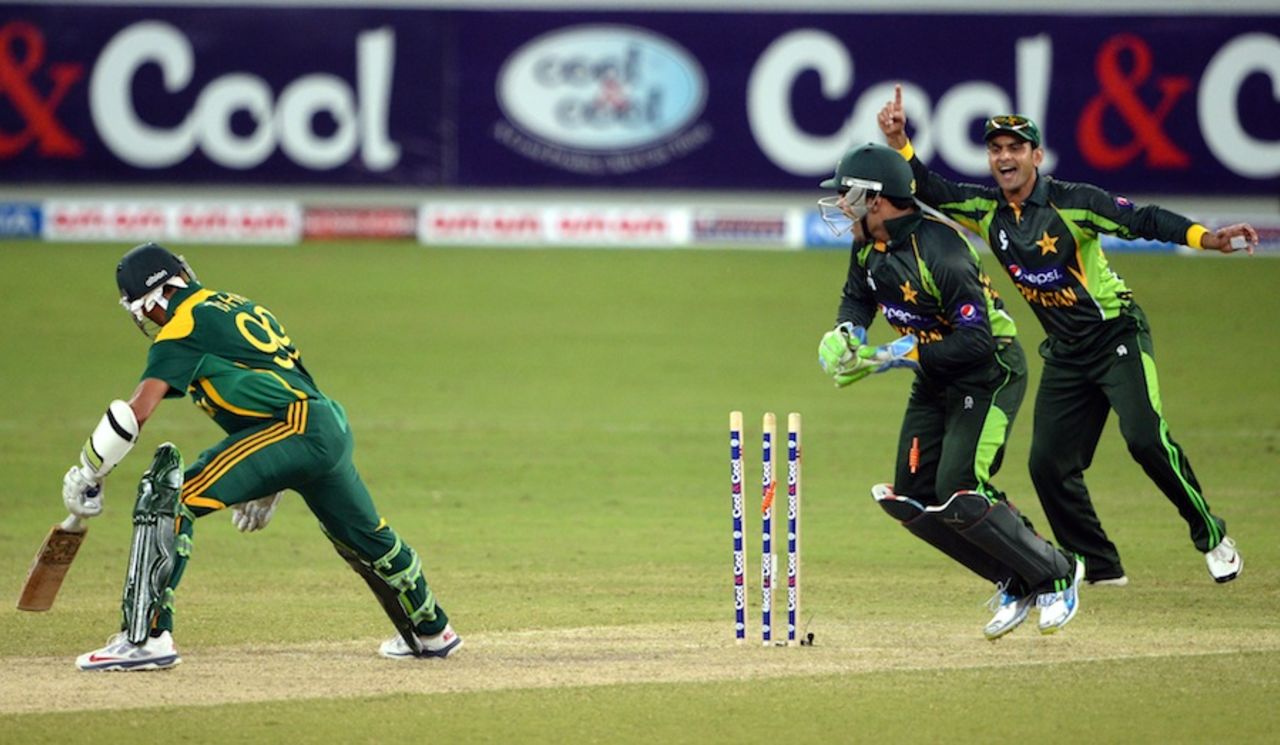 Umar Akmal stumps Imran Tahir to complete the win, Pakistan v South Africa, 2nd ODI, Dubai, November 1, 2013