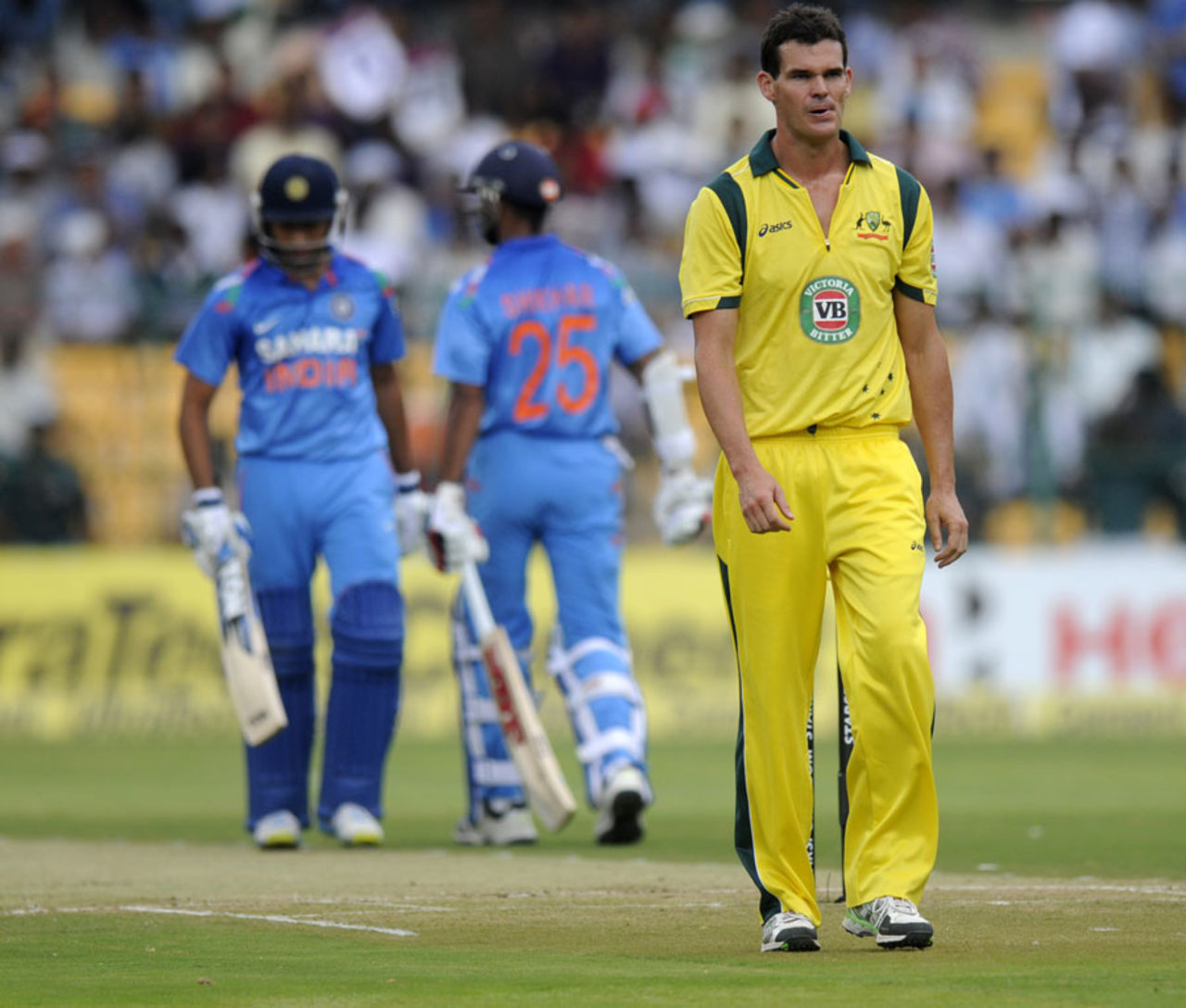 Clint McKay was expensive in his opening spell, India v Australia, 7th ODI, Bangalore, November 2, 2013