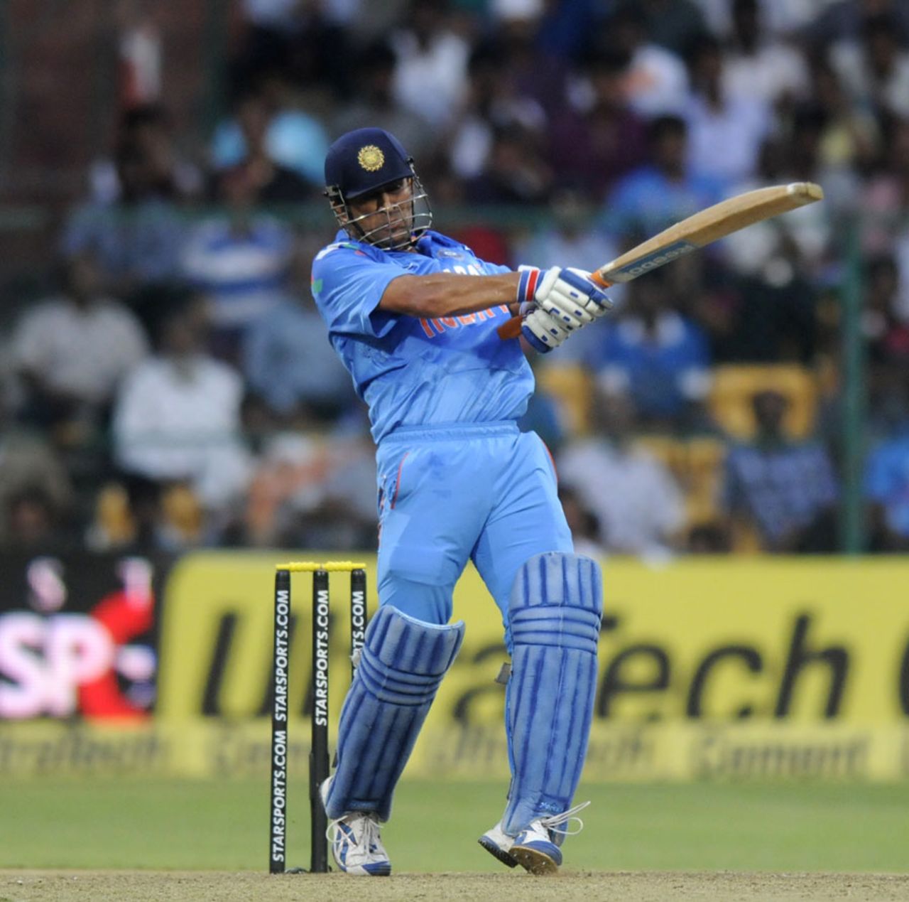 Mahendra Singh Dhoni whacked nine boundaries, India v Australia, 7th ODI, Bangalore, November 2, 2013