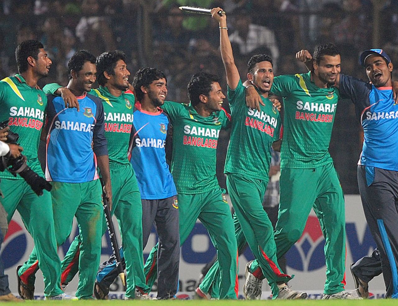 Bangladesh do a victory lap after sealing the series 3-0, Bangladesh v New Zealand, 3rd ODI, Fatullah, November 3, 2013