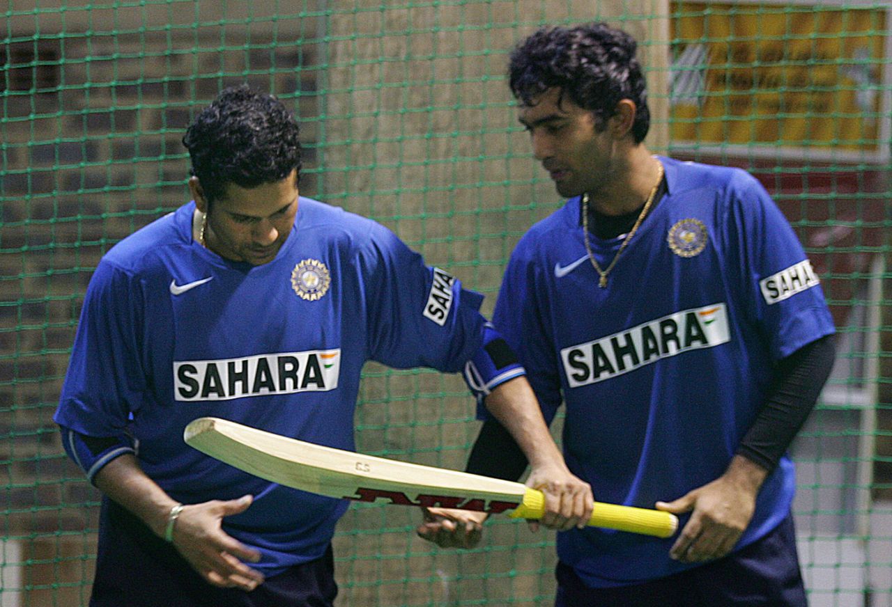 Sachin Tendulkar and Dinesh Karthik examine a bat during nets, Johannesburg, November 17, 2006
