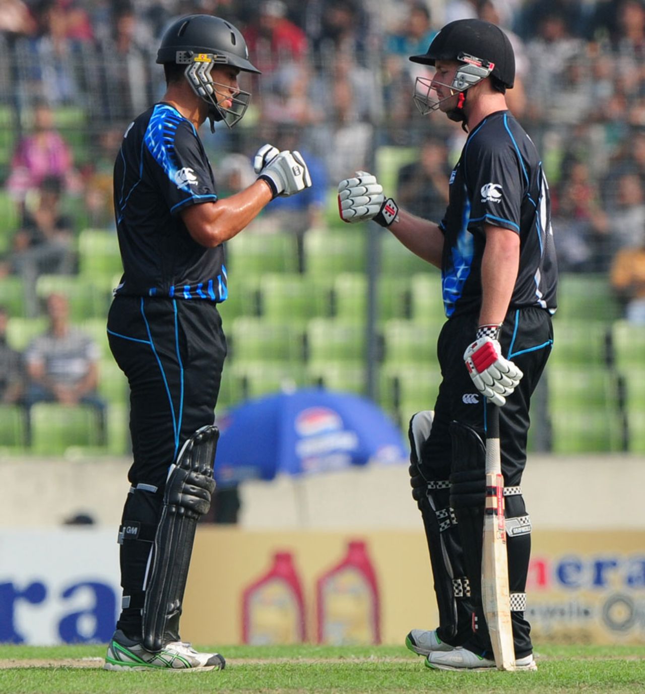 Ross Taylor and Colin Munro shared a 93-run, third-wicket stand, Bangladesh v New Zealand, only T20I, Mirpur, November 6, 2013