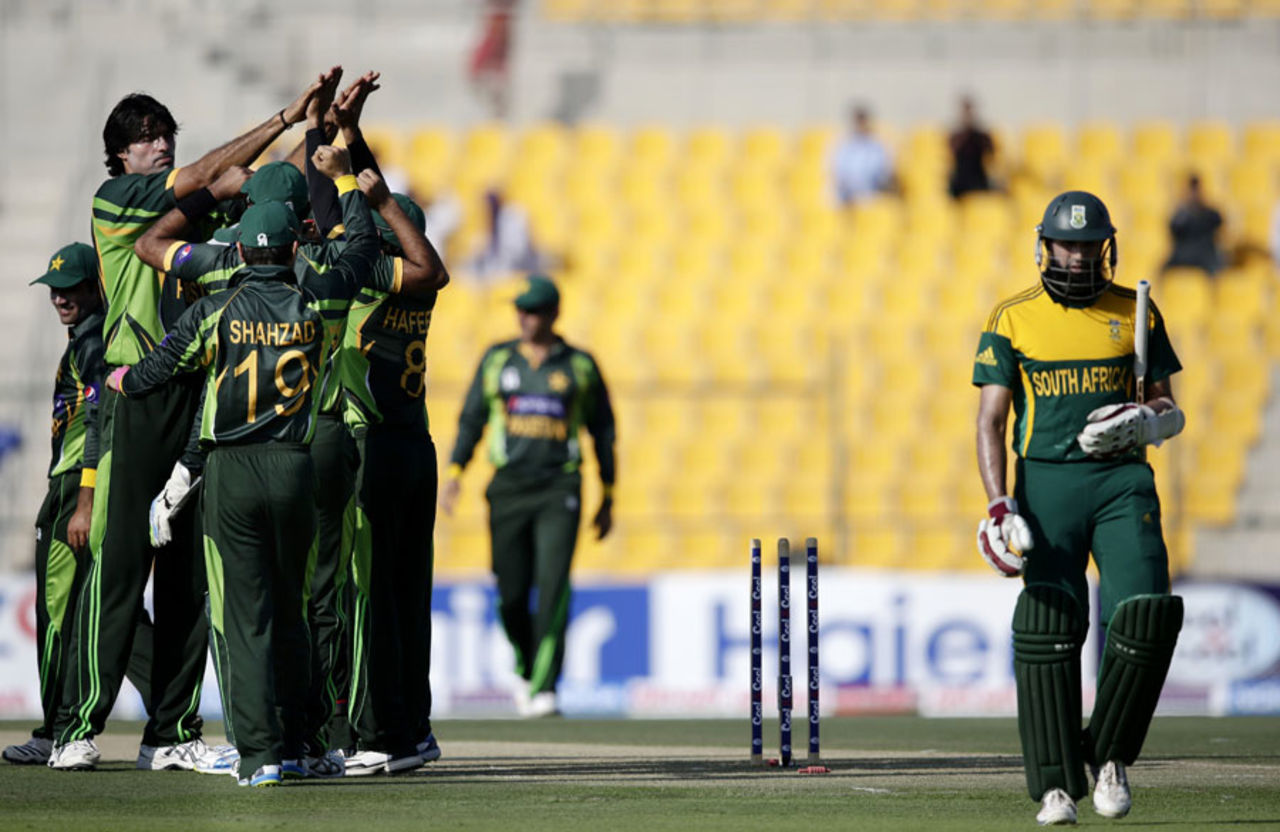 Mohammad Irfan bowled Hashim Amla out in the fifth over, Pakistan v South Africa, 3rd ODI, Abu Dhabi, November 6, 2013
