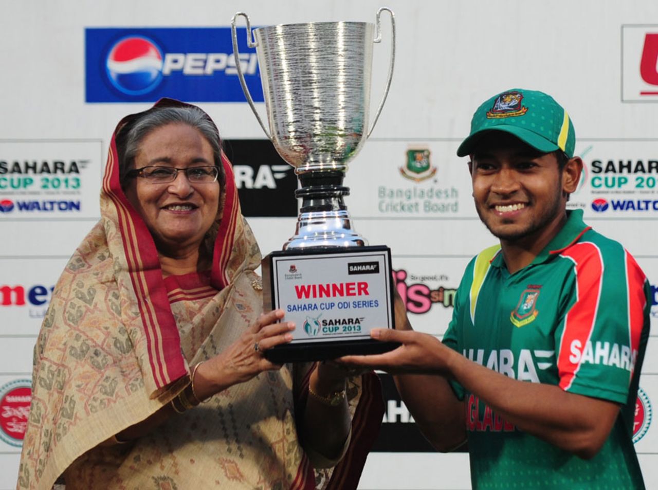 Mushfiqur Rahim receives the ODI trophy from Bangladesh Prime Minister Sheikh Hasina, Bangladesh v New Zealand, only T20I, Mirpur, November 6, 2013
