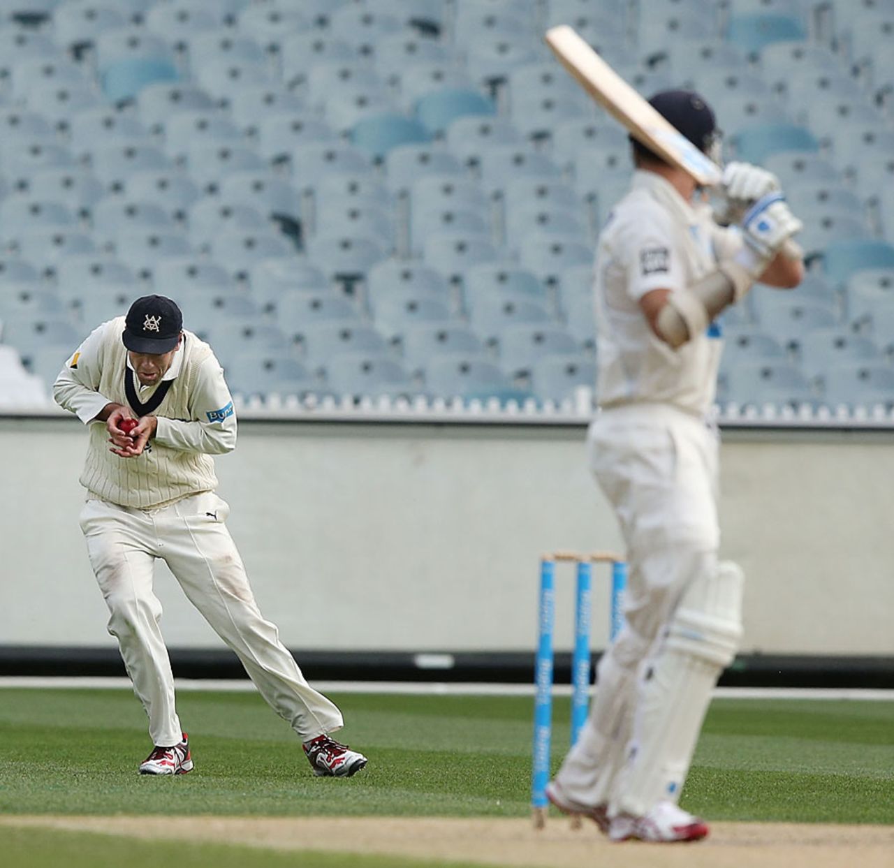Rob Quiney pouches a catch at slip, Victoria v New South Wales, Sheffield Shield, Melbourne, 2nd day, November 7, 2013