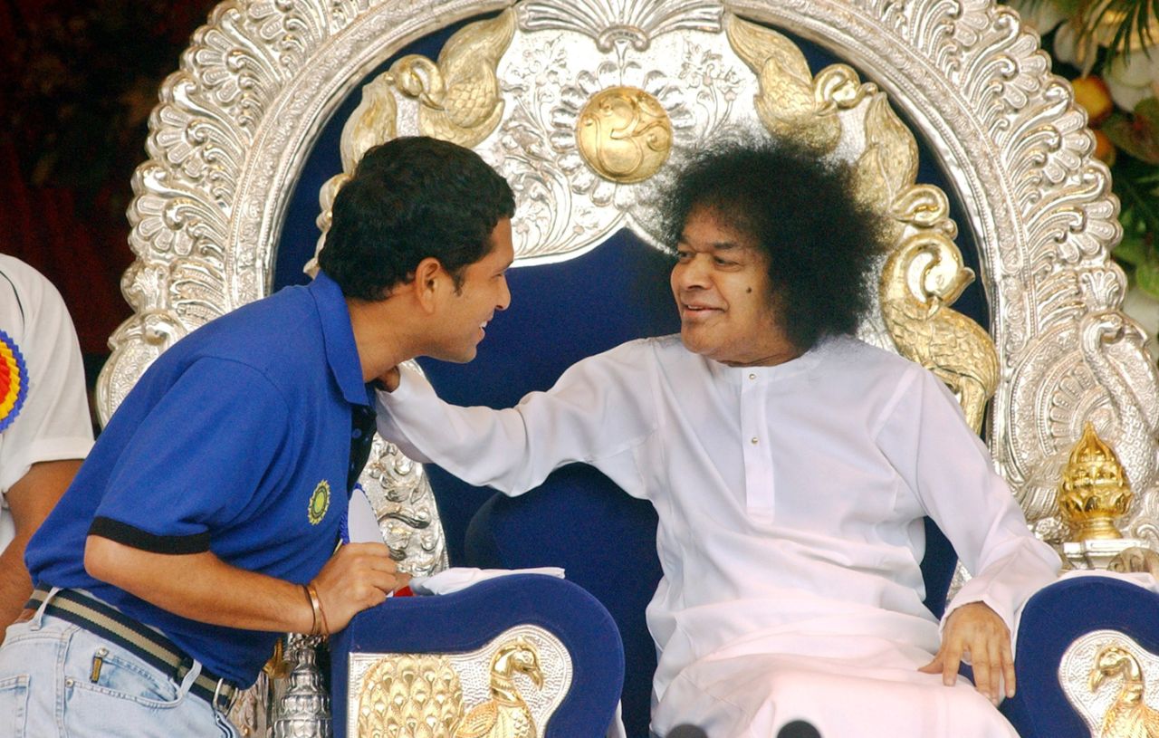 Sachin Tendulkar meets Hindu spiritual leader Sathya Sai Baba on his 80th birthday, Puttaparthy, November 23, 2005