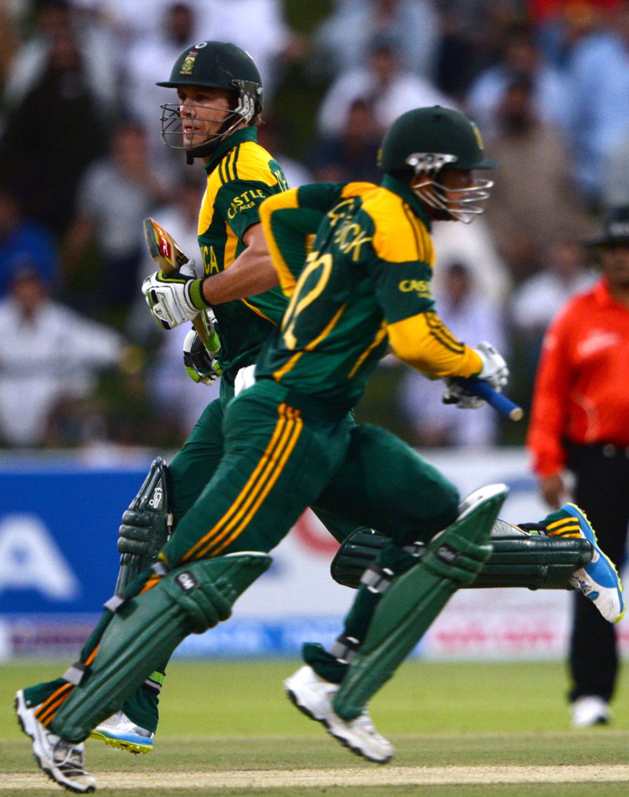 Quinton de Kock and AB de Villiers added 69 for the third wicket, Pakistan v South Africa, 4th ODI, Abu Dhabi, November 8, 2013
