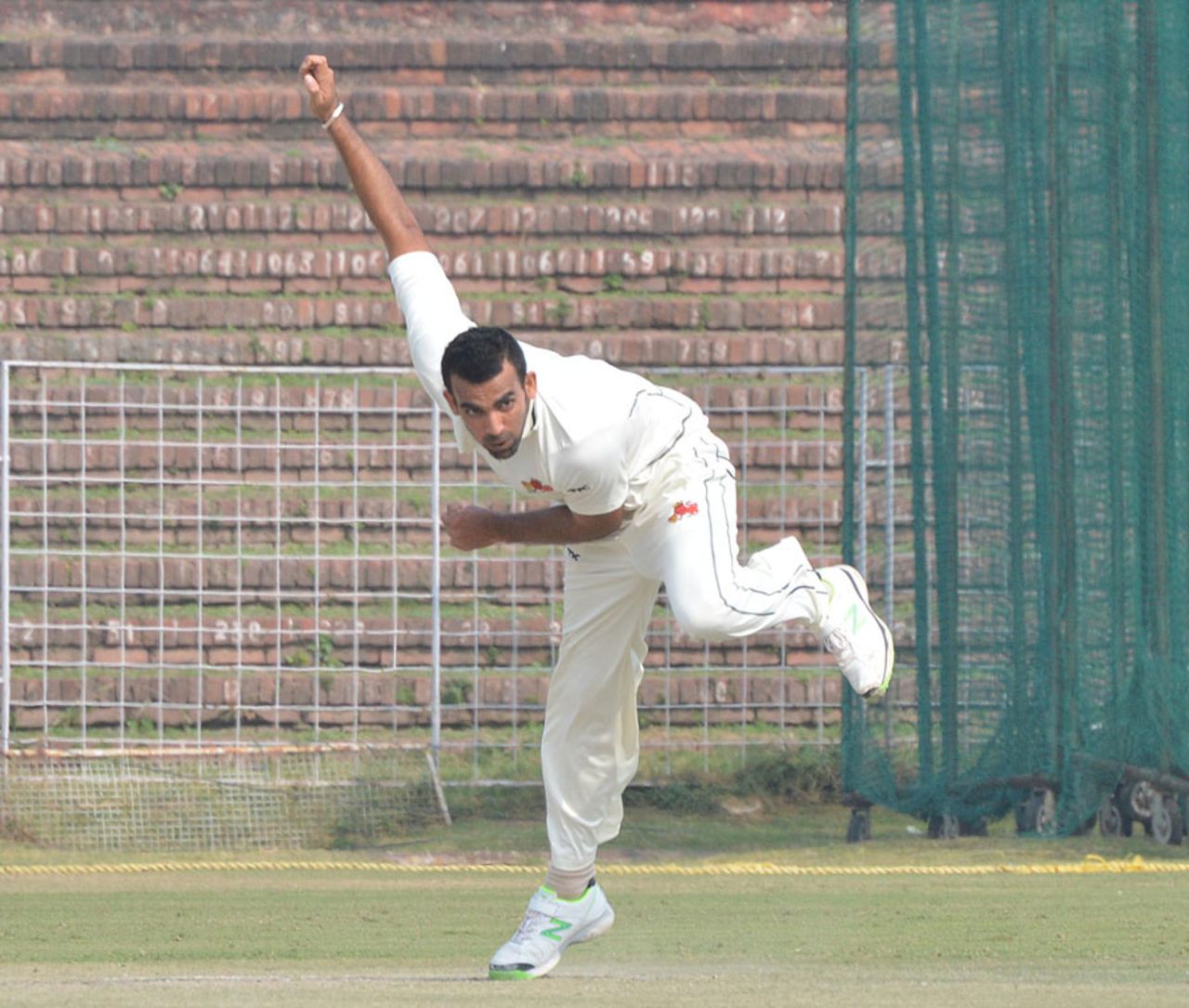 Zaheer Khan in his delivery stride, Punjab v Mumbai, Ranji Trophy, Group A, 1st day, Chandigarh, November 7, 2013