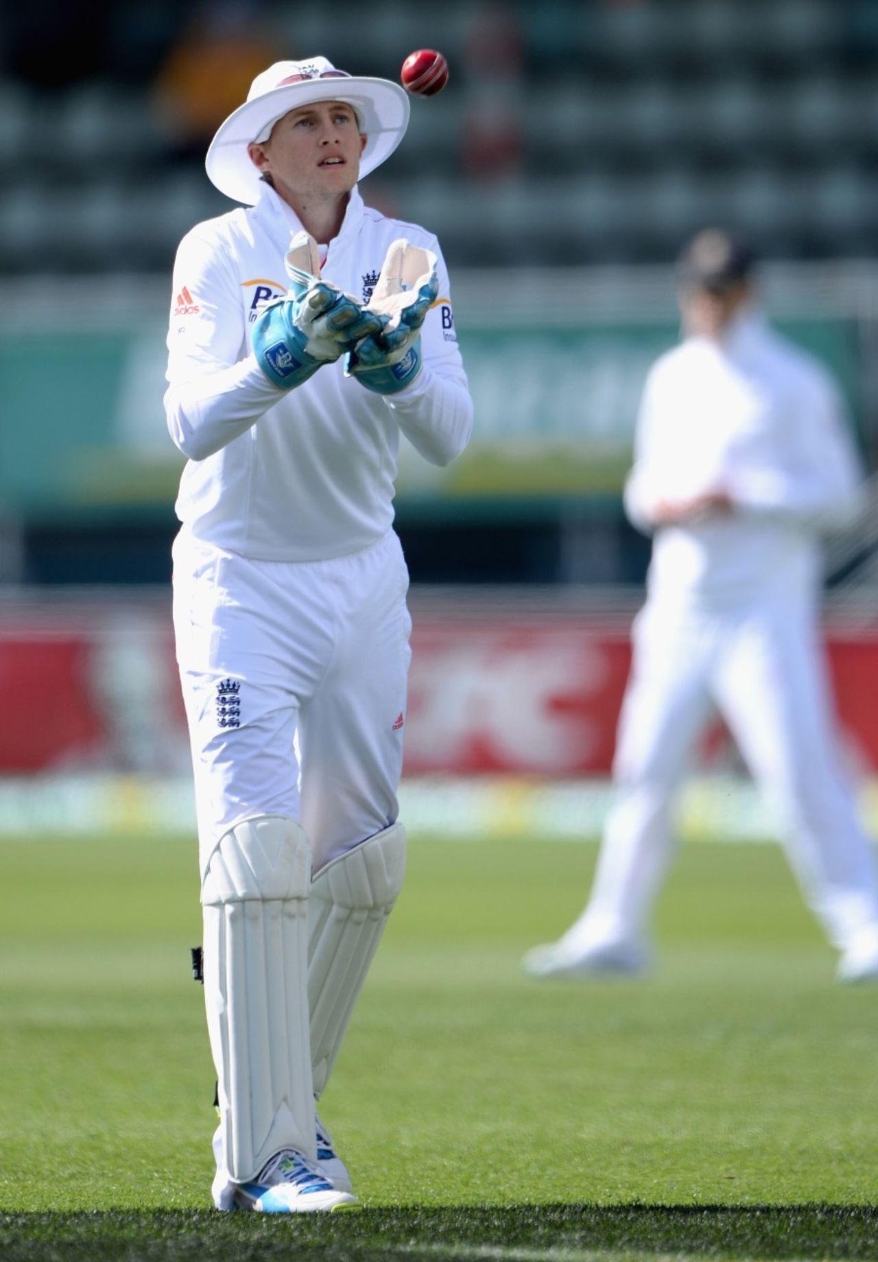 Joe Root kept wicket with Matt Prior off the field injured, Australia A v England, Hobart, 4th day, November 9, 2013