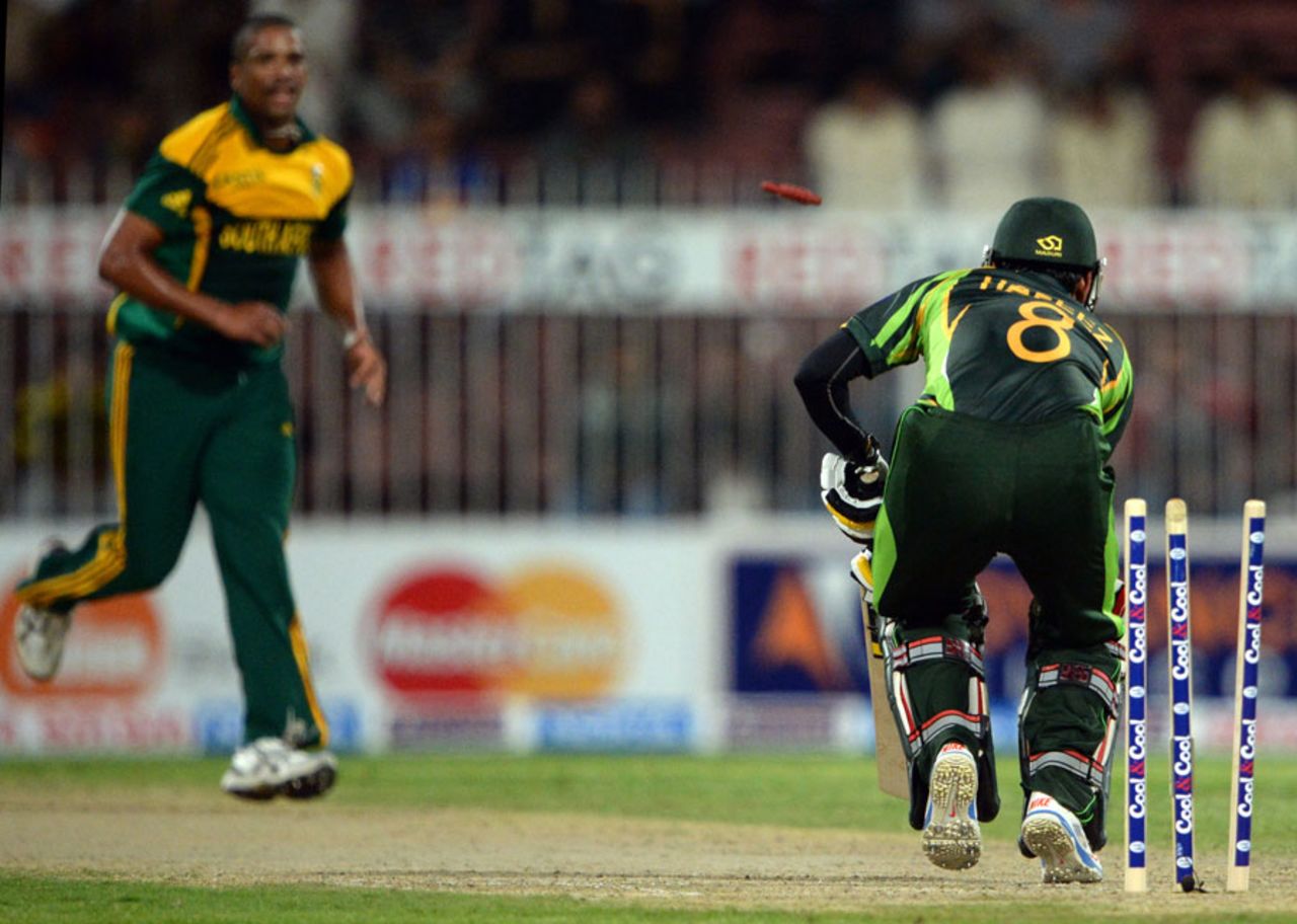 Mohammad Hafeez was bowled for 6, Pakistan v South Africa, 5th ODI, Sharjah, November 11, 2013