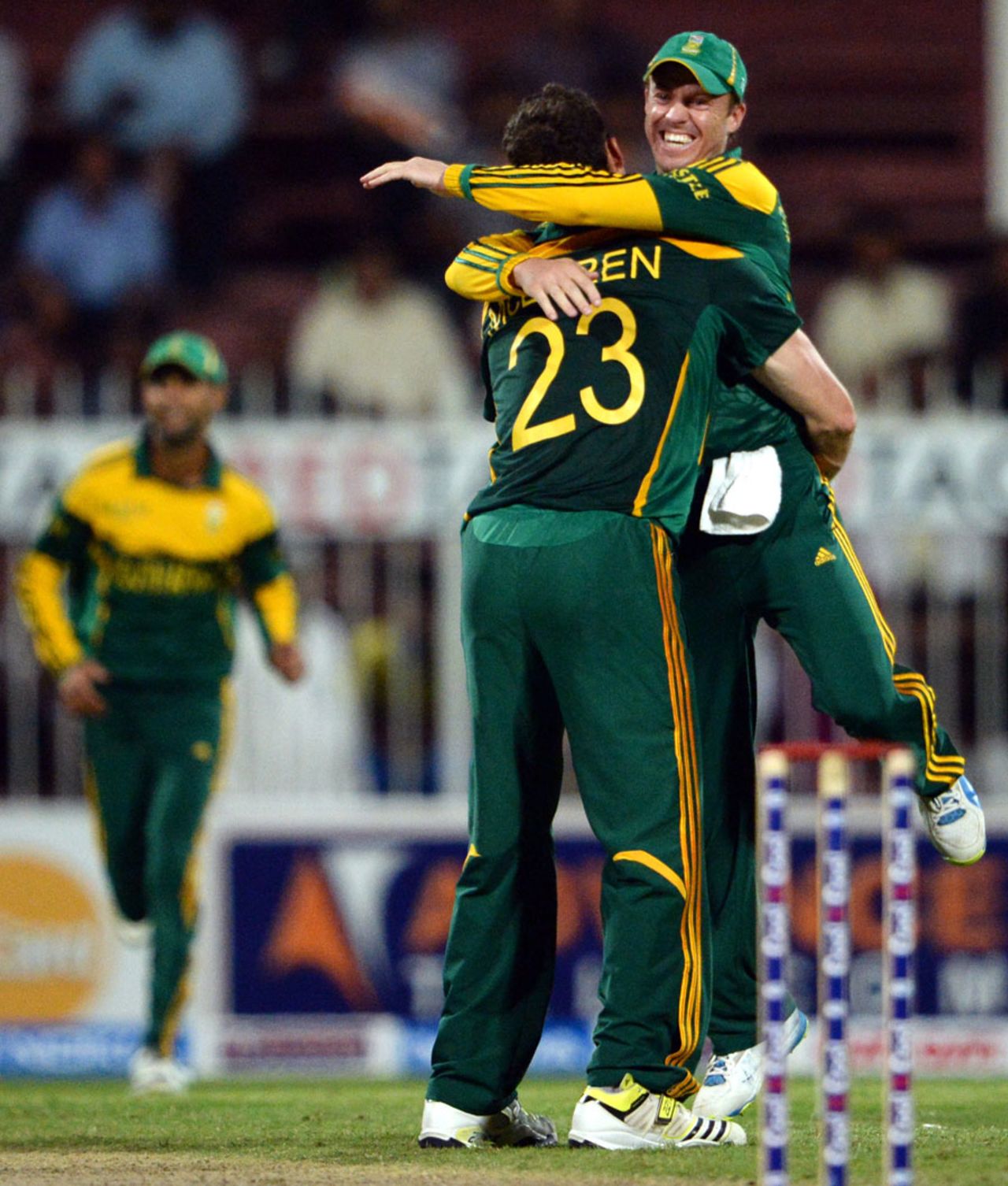 AB de Villiers and Ryan McLaren celebrate Misbah-ul-Haq's dismissal, Pakistan v South Africa, 5th ODI, Sharjah, November 11, 2013