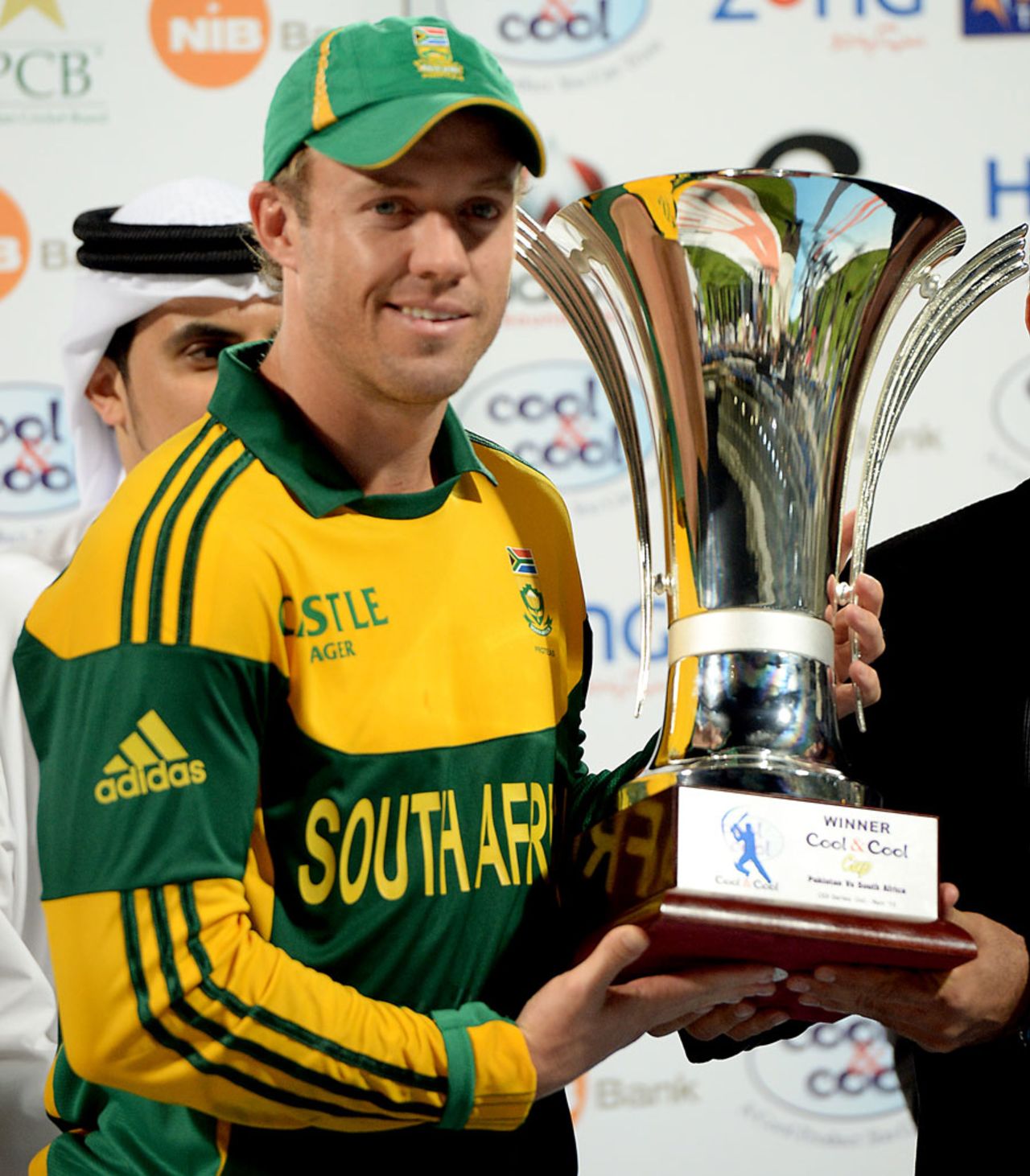 AB de Villiers poses with the winner's trophy, Pakistan v South Africa, 5th ODI, Sharjah, November 11, 2013