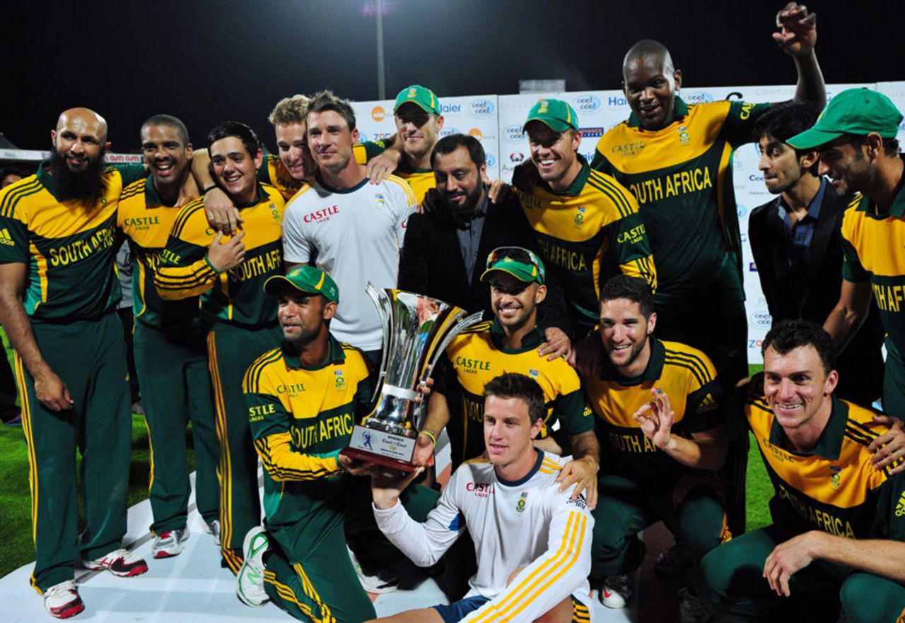 The victorious South Africa team with the trophy, Pakistan v South Africa, 5th ODI, Sharjah, November 11, 2013