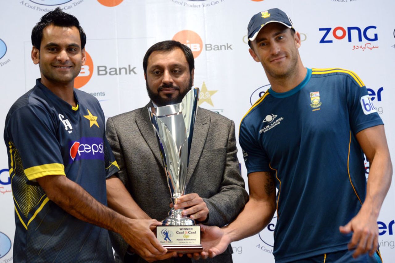 Mohammad Hafeez and Faf du Plessis with the T20 trophy, Dubai, November 12, 2013