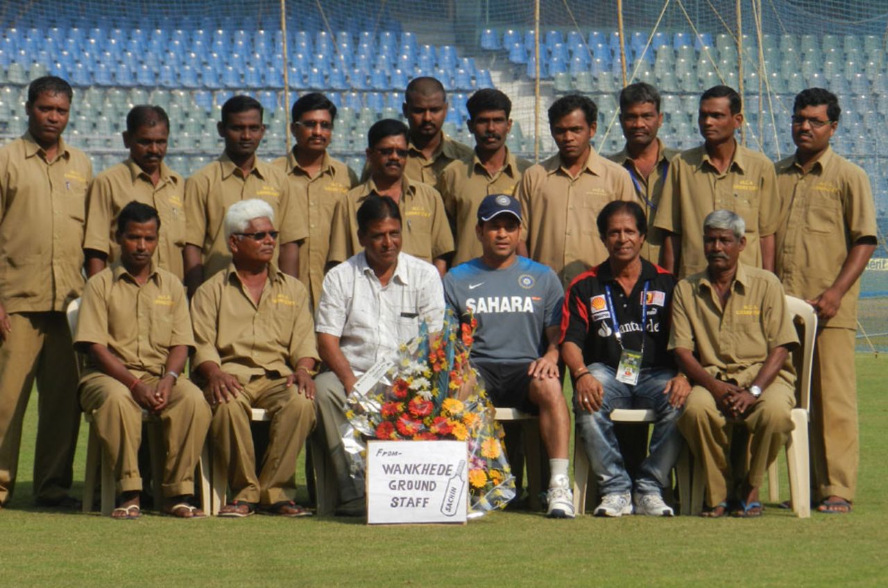 Sachin Tendulkar with the Wankhede groundstaff, Mumbai, November 13, 2013