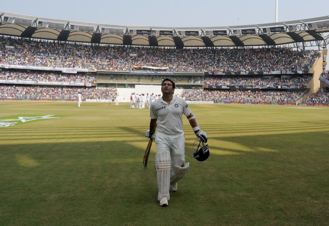 Sachin Tendulkar walks off to a rousing ovation, India v West Indies, 2nd Test, Mumbai, 2nd day, November 15, 2013