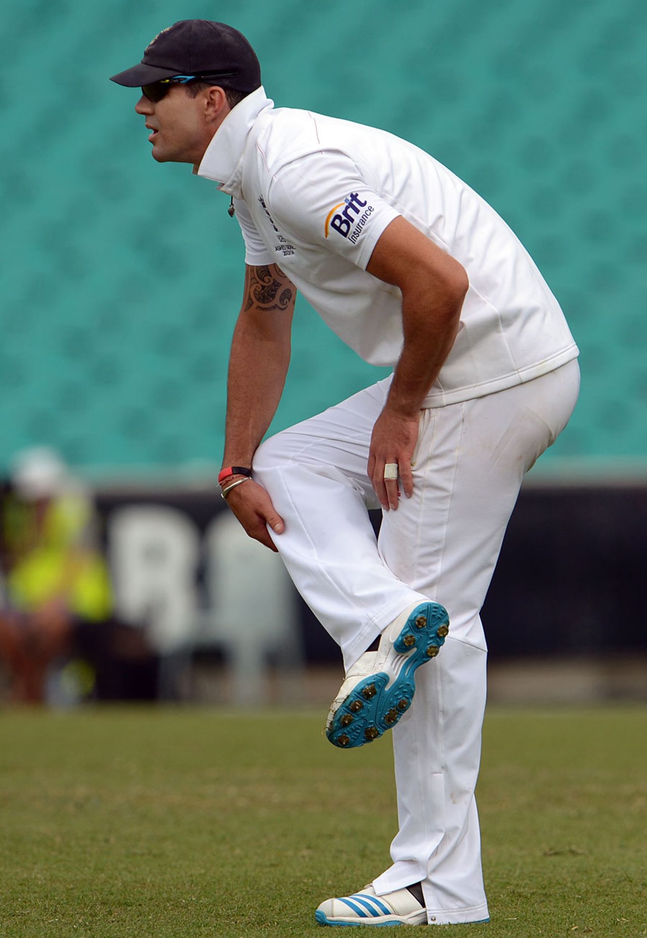 Kevin Pietersen flexes his knee, Cricket Australia Invitational XI v England, Sydney, 3rd day, November 15, 2013