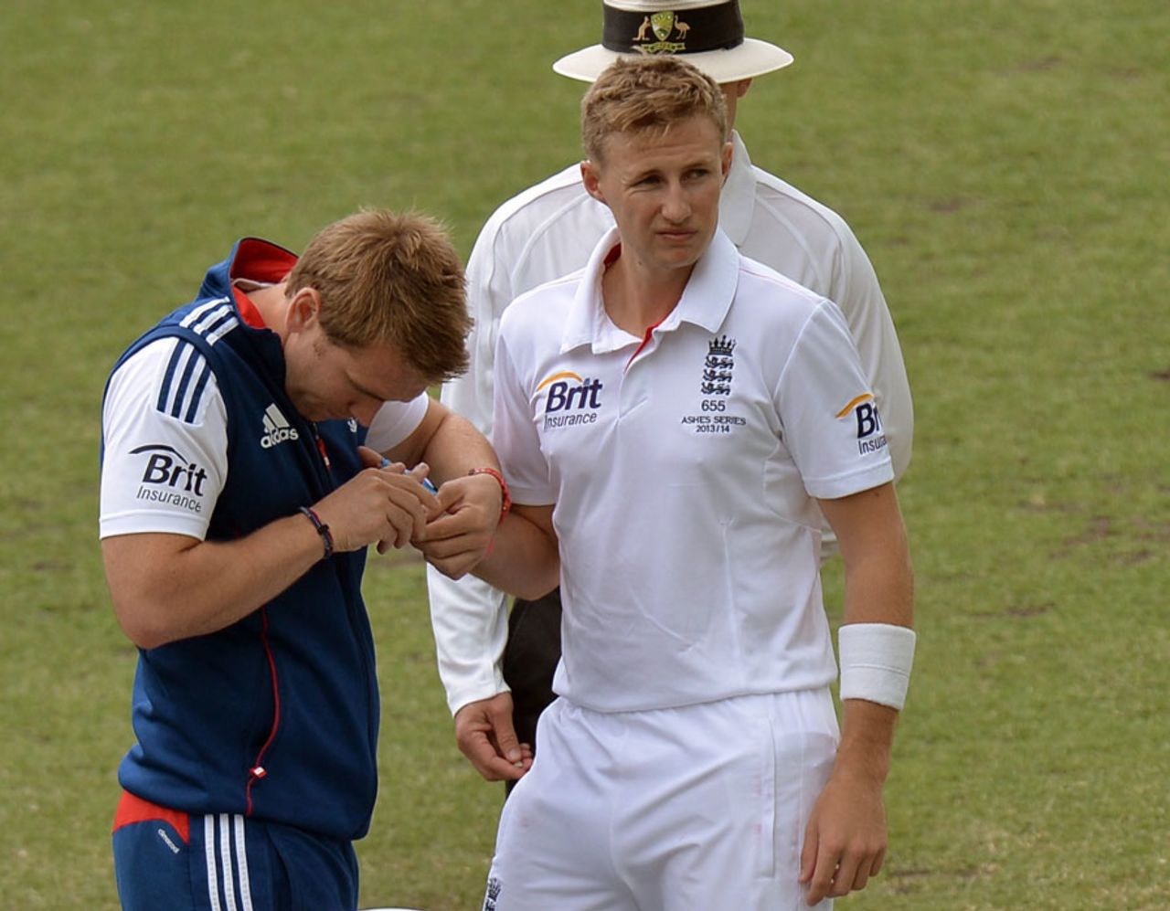 Joe Root required treatment after being hit on the finger, Cricket Australia Invitational XI v England, Sydney, 3rd day, November 15, 2013